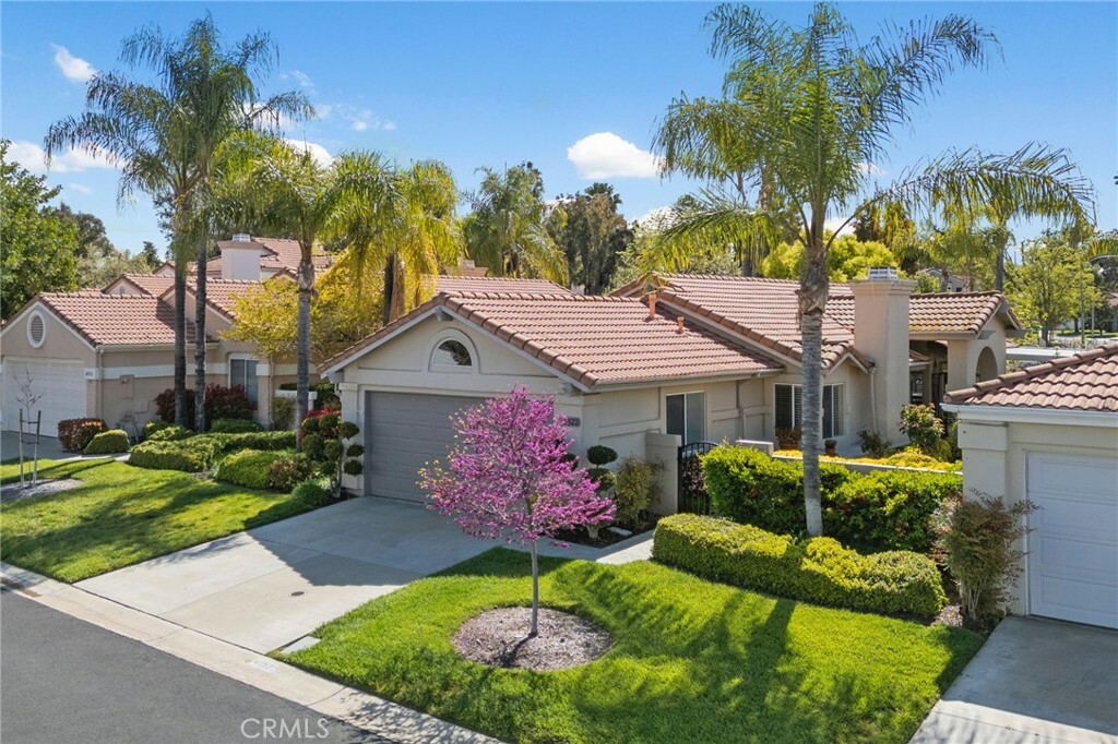 Property Photo:  40522 Via Amapola  CA 92562 