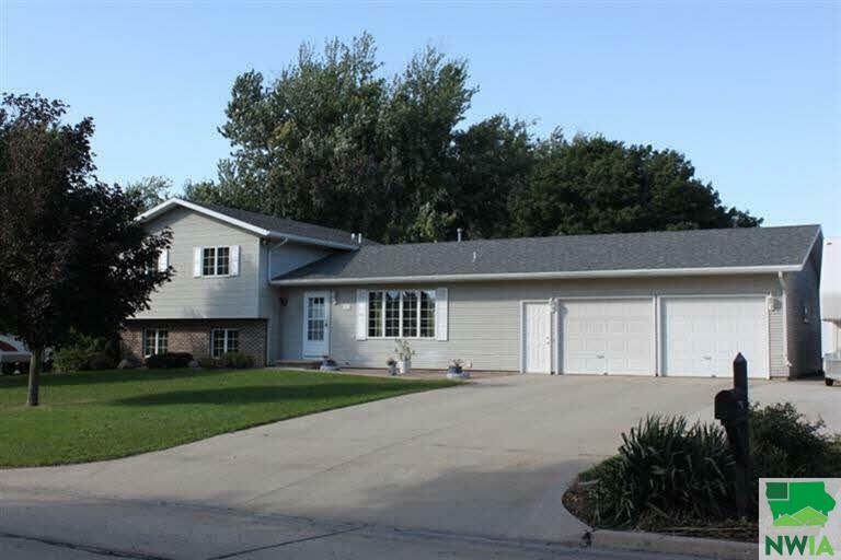 157 12th Avenue  Sioux Center IA 51250 photo