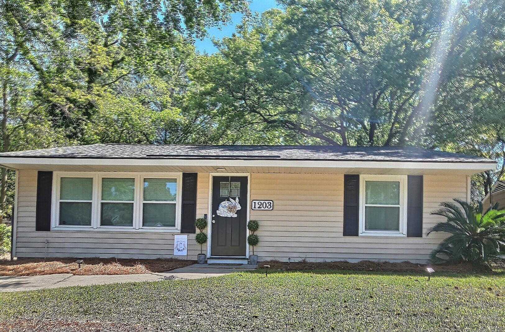 Property Photo:  1203 Hawthorne Circle  SC 29410 