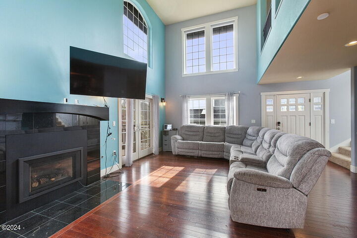 Property Photo:  2509 NE 27th Drive  OR 97367 