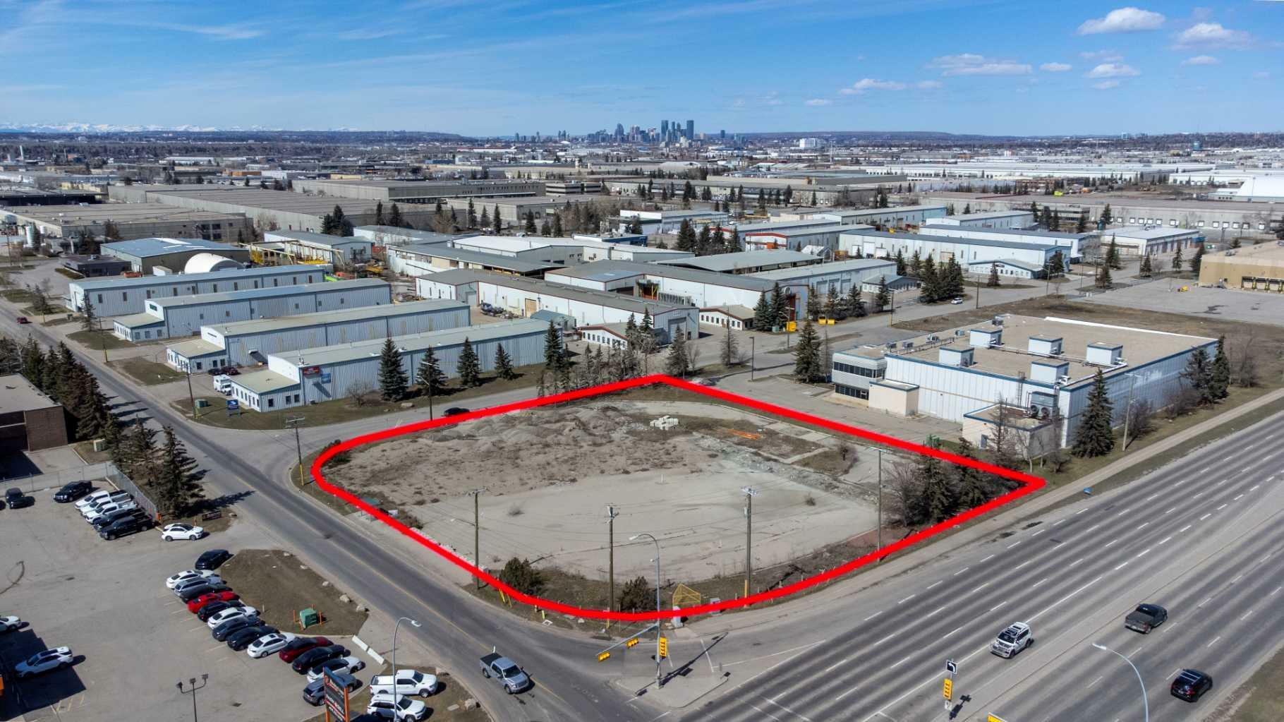 Photo de la propriété:  5210 76 Avenue SE  AB T2C 2X2 