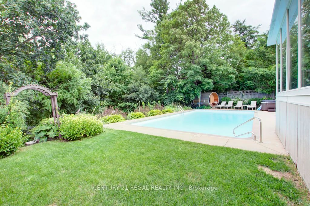 Property Photo:  22 Brentwood Dr  ON L9H 3N3 