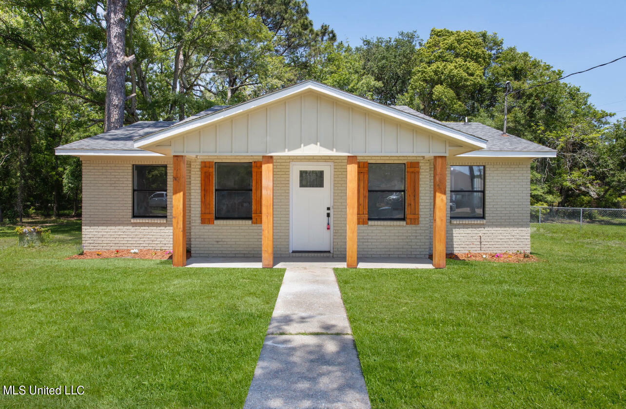 Property Photo:  2307 Convent Avenue  MS 39567 