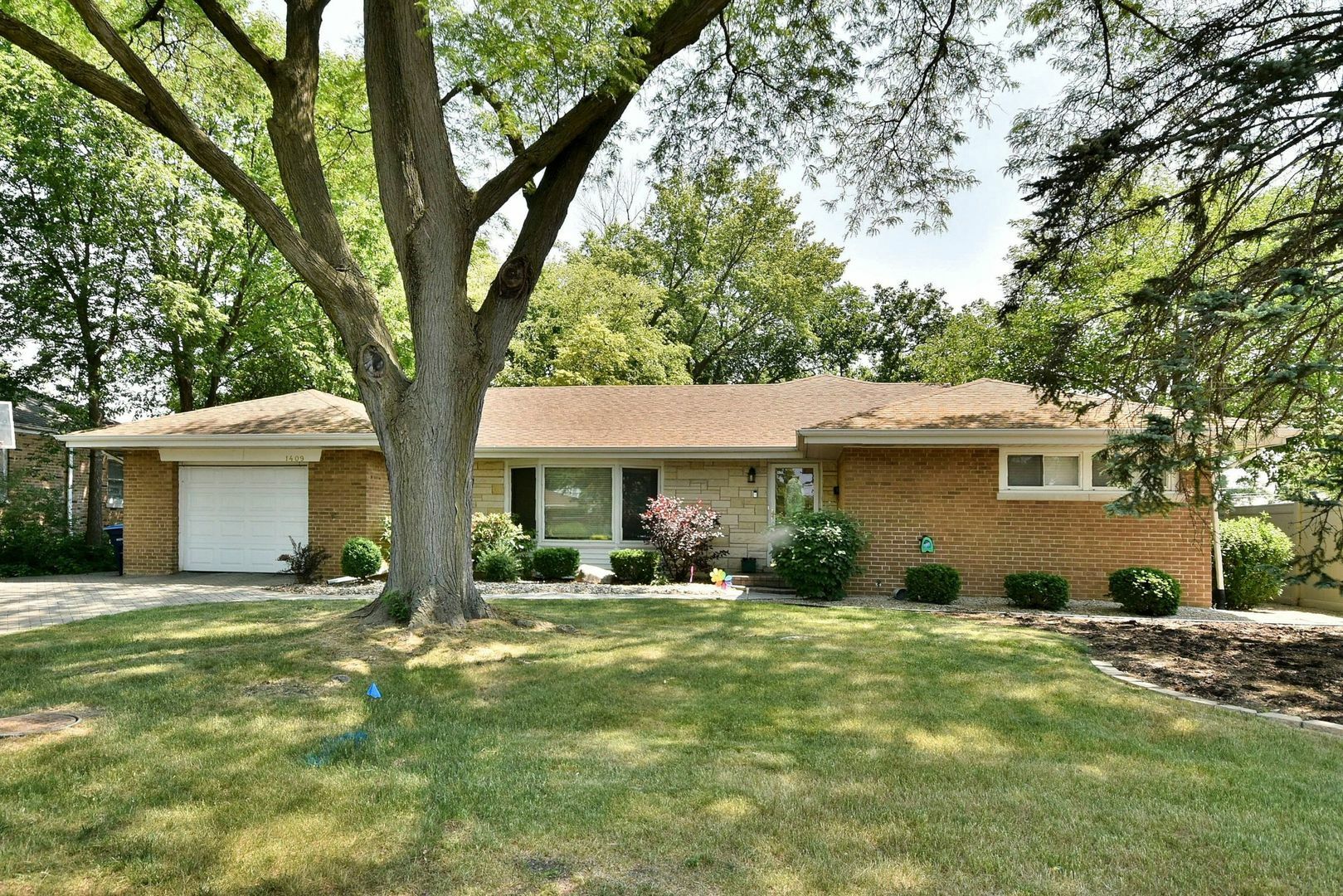 Property Photo:  1409 Robinhood Lane  IL 60526 