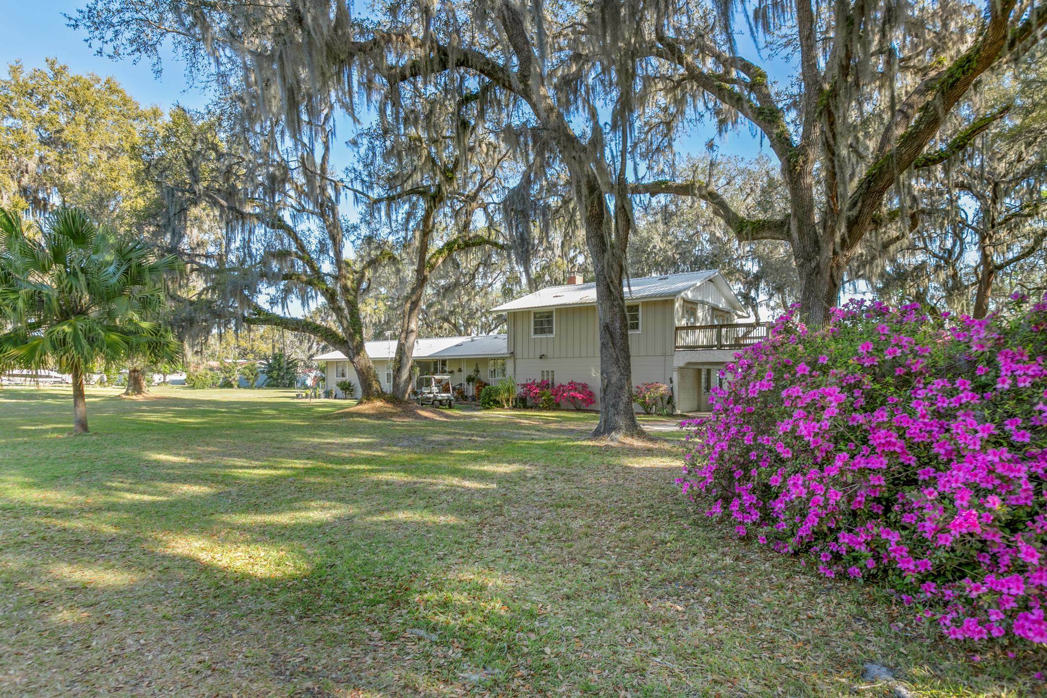 Property Photo: 105 Union Ave FL 32112