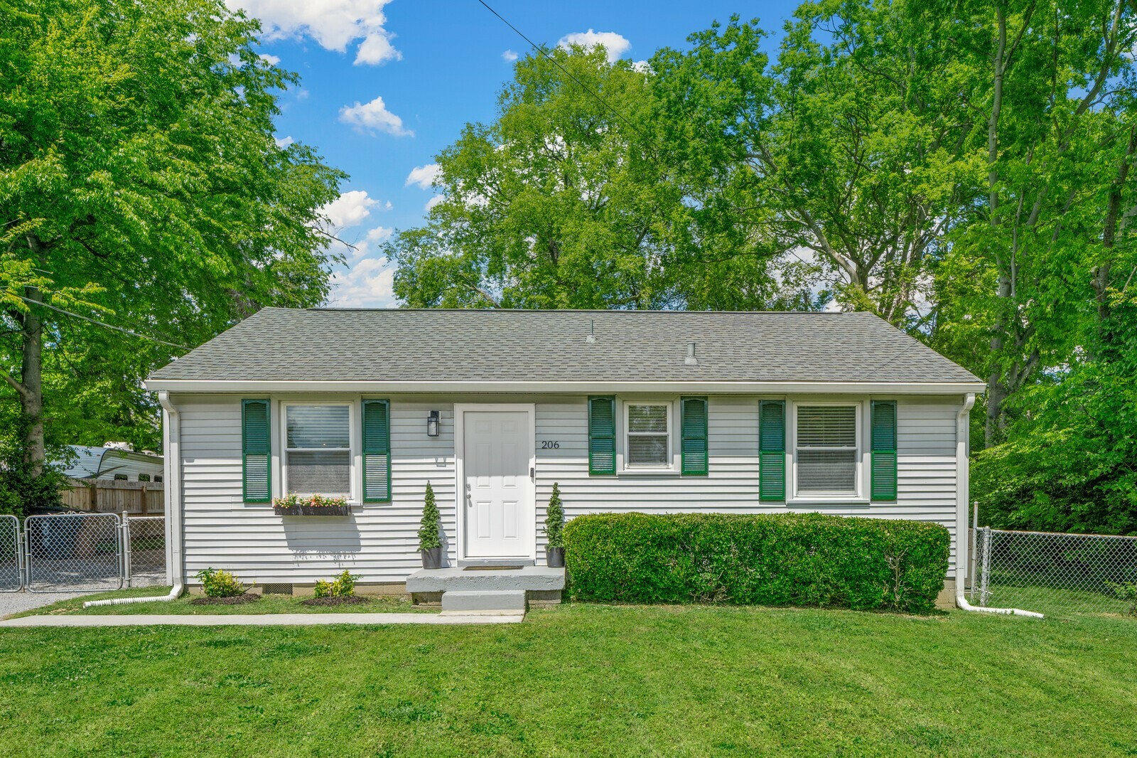 Property Photo: 206 Garwood Dr TN 37210