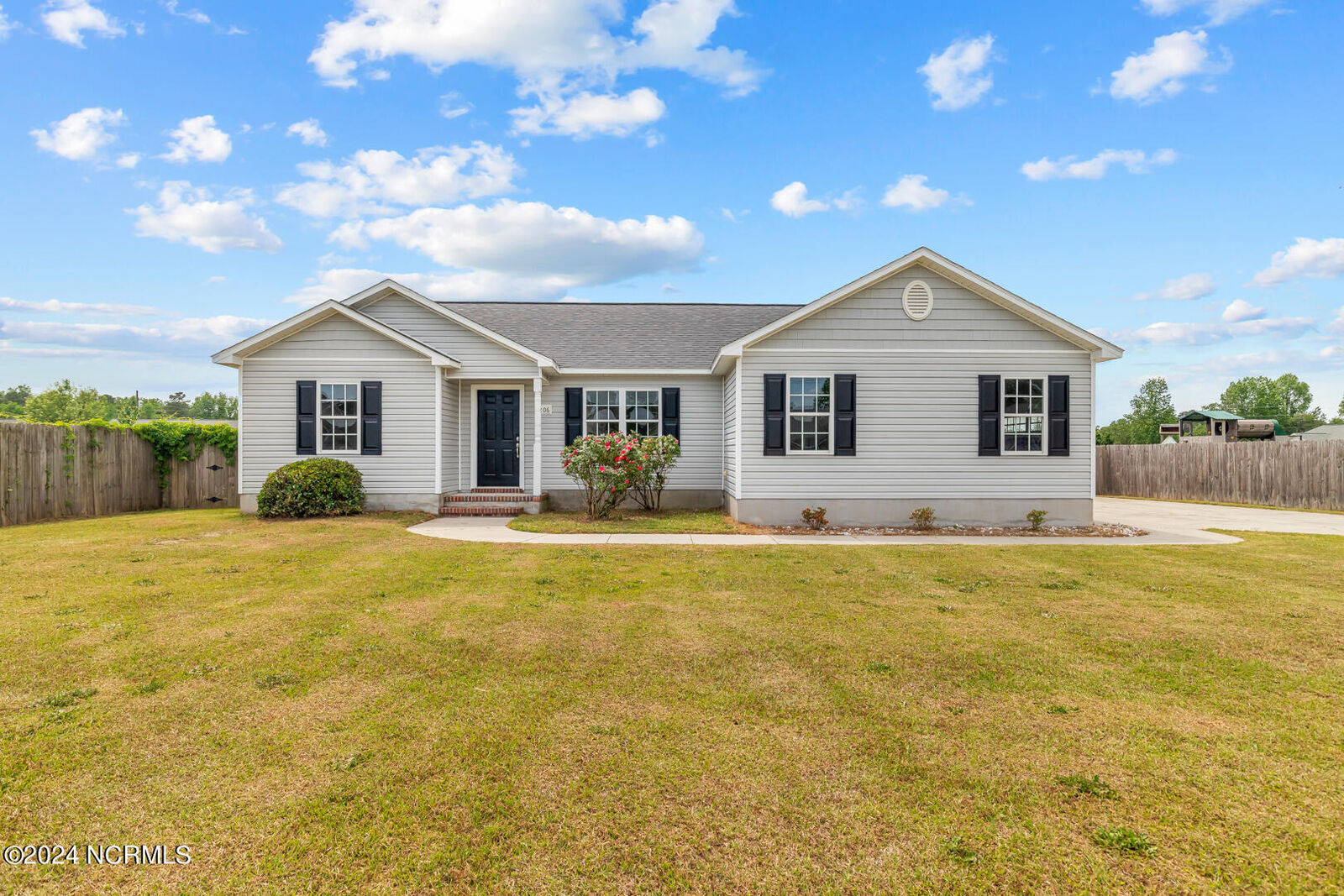 Property Photo:  206 Wingspread Lane  NC 28518 