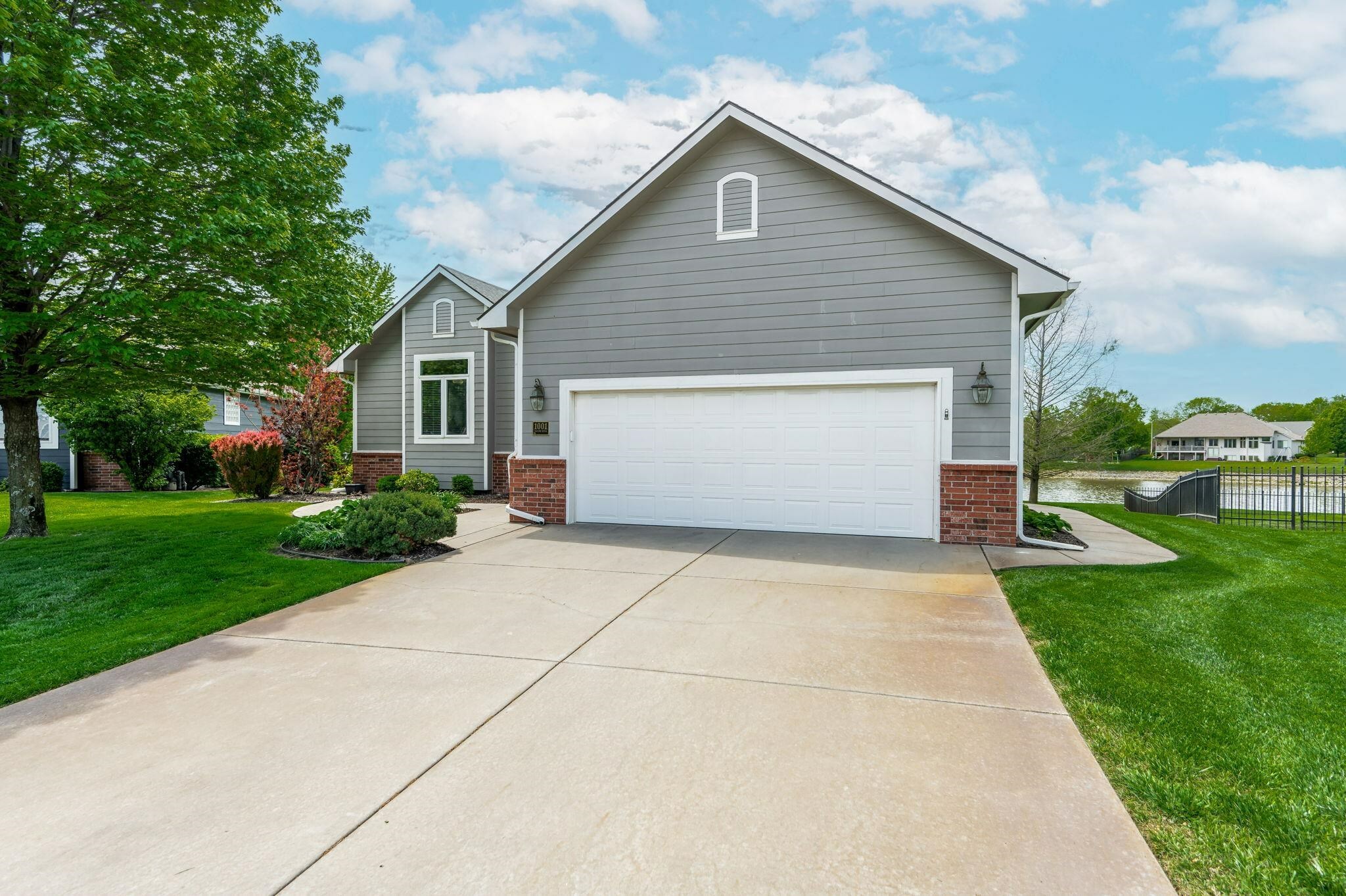 Property Photo:  1001 W Willow Creek St  KS 67147 