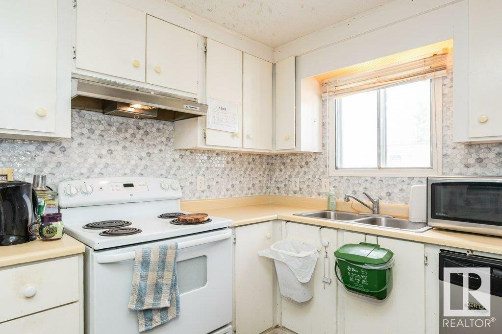 Property Photo:  23 Cliff Crescent NW  AB T6A 1A1 