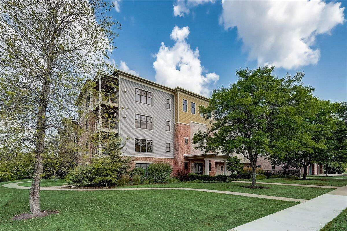Property Photo: 690 Rivershores Dr 202 WI 53090