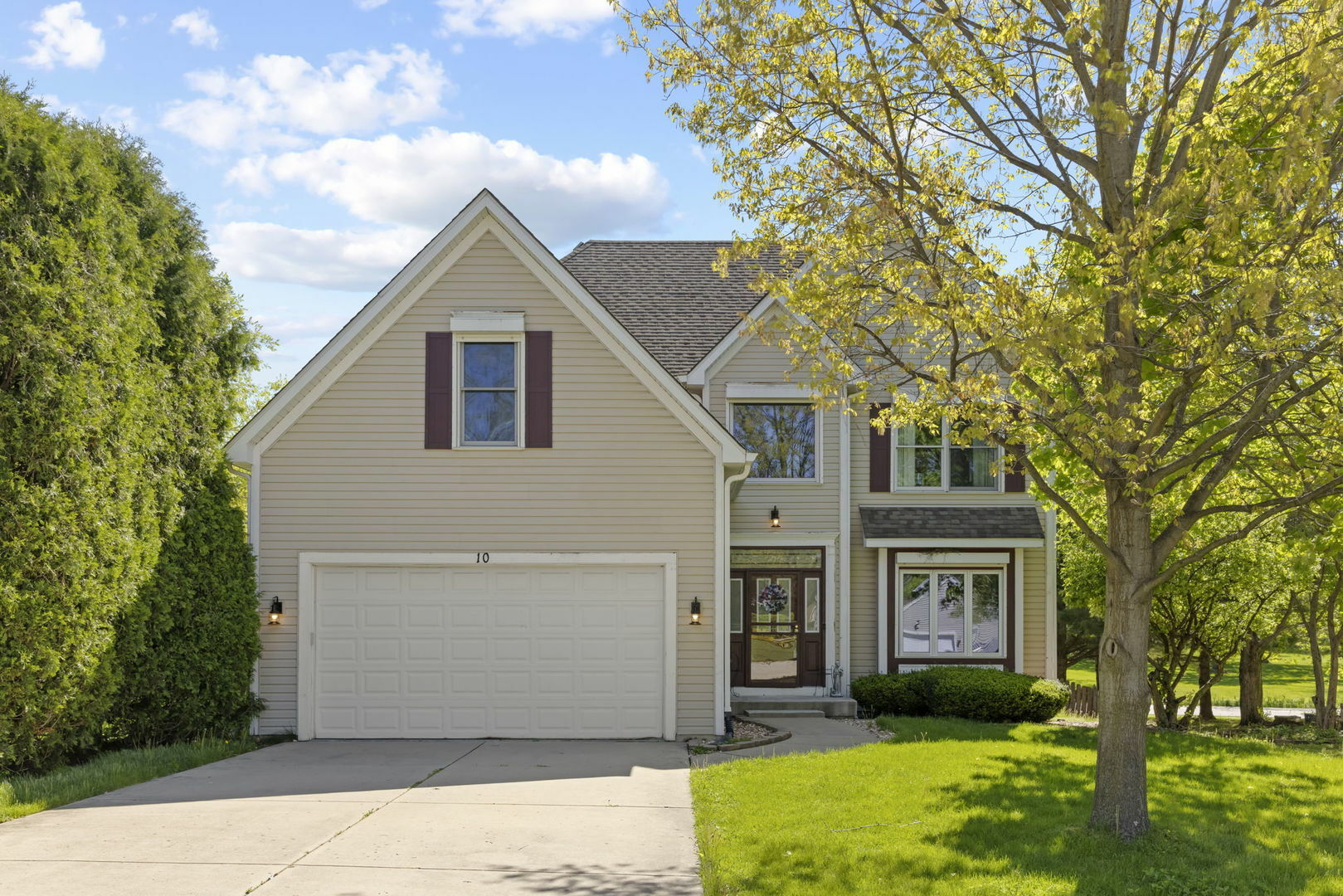 Property Photo: 10 Briargate Circle IL 60554