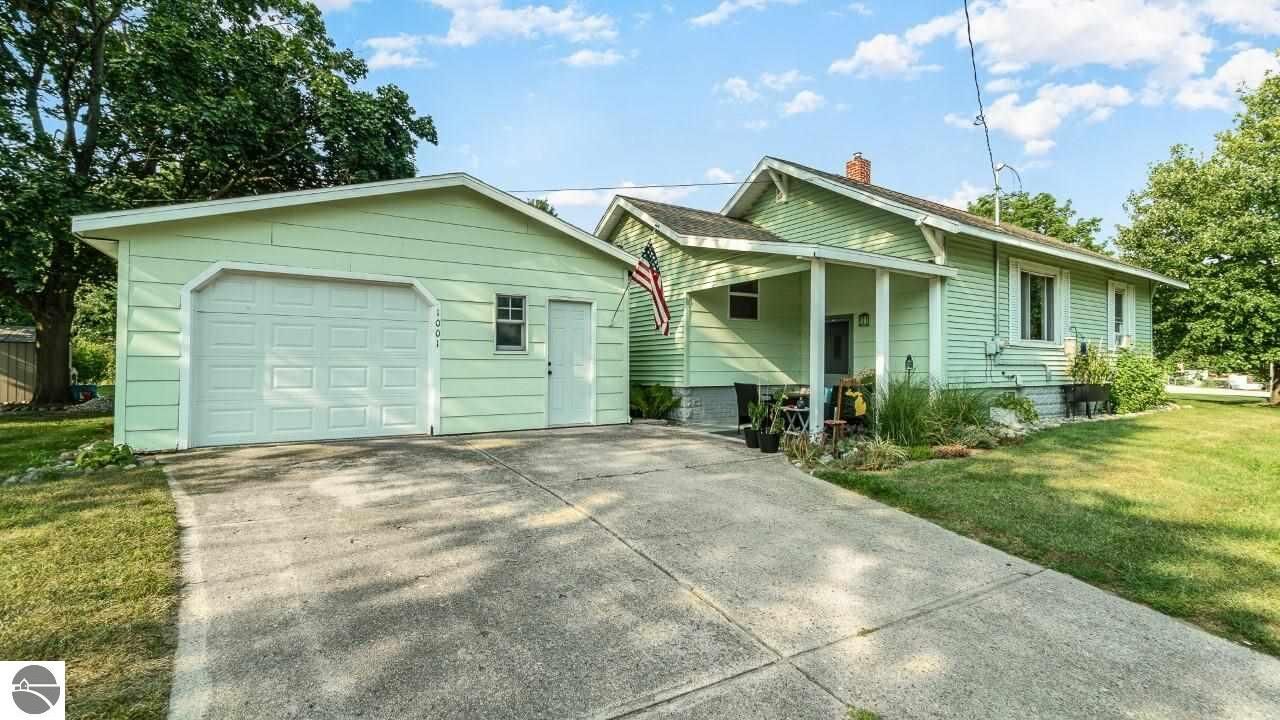 Property Photo:  1001 Sanford Avenue  MI 48801 