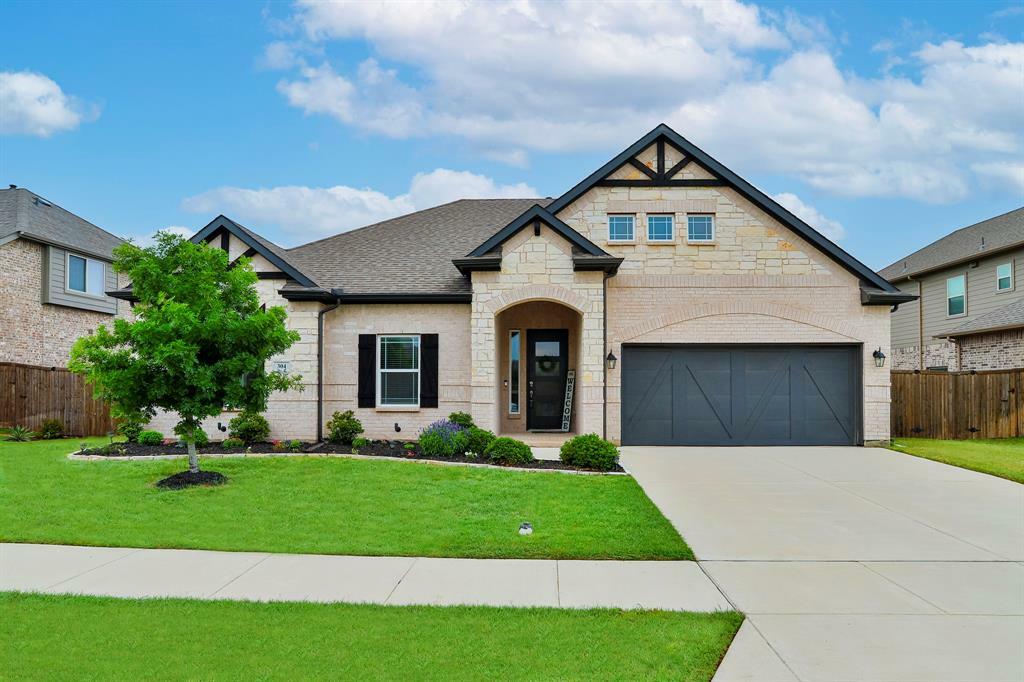Property Photo: 304 Oakcrest Drive TX 76247