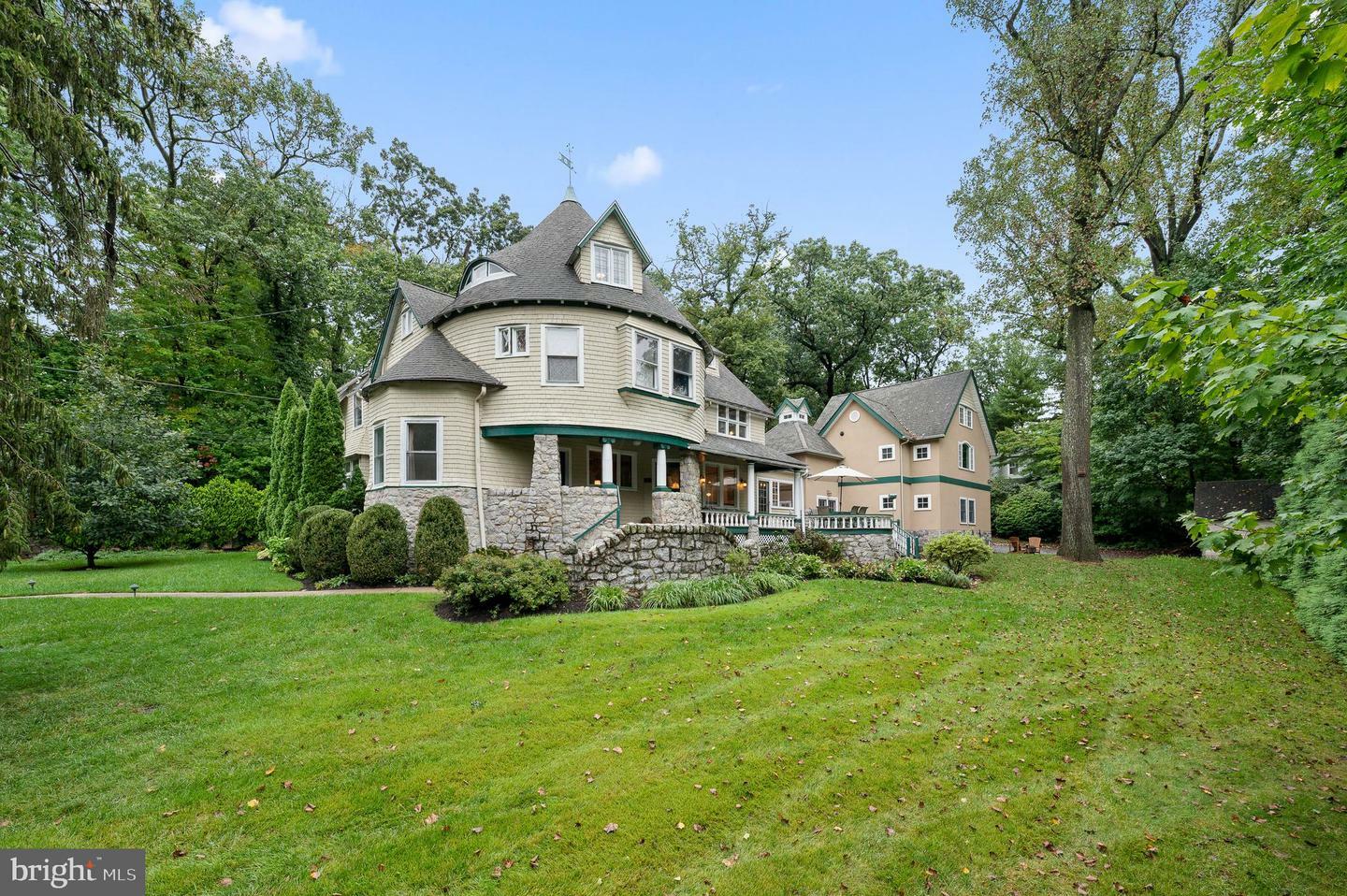 Property Photo:  425 Chestnut Lane  PA 19087 