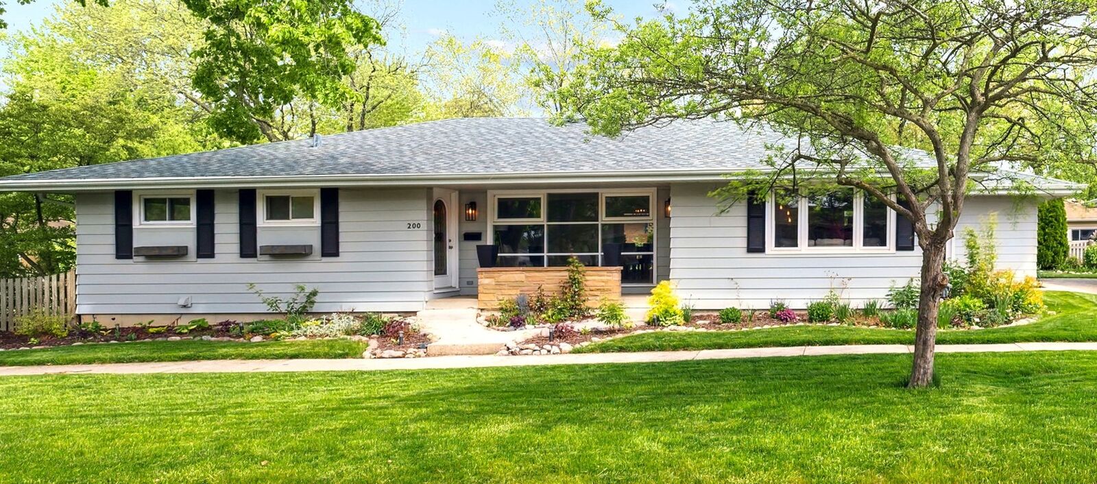 Property Photo: 200 E View Street IL 60148