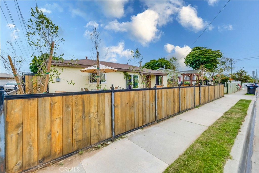 Property Photo:  11122 Doty Avenue  CA 90303 