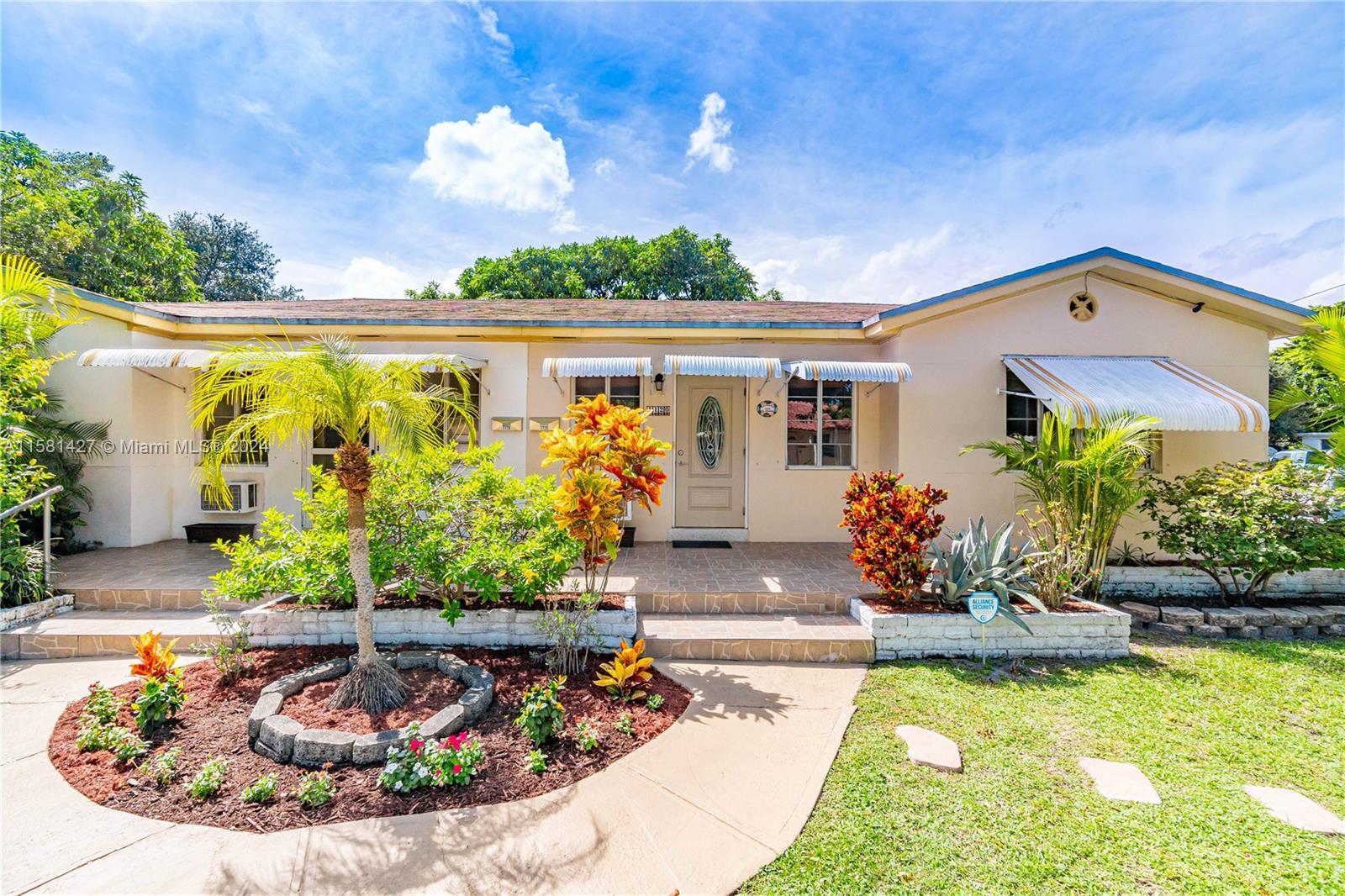 Property Photo: 1120 N 19th Ave FL 33020