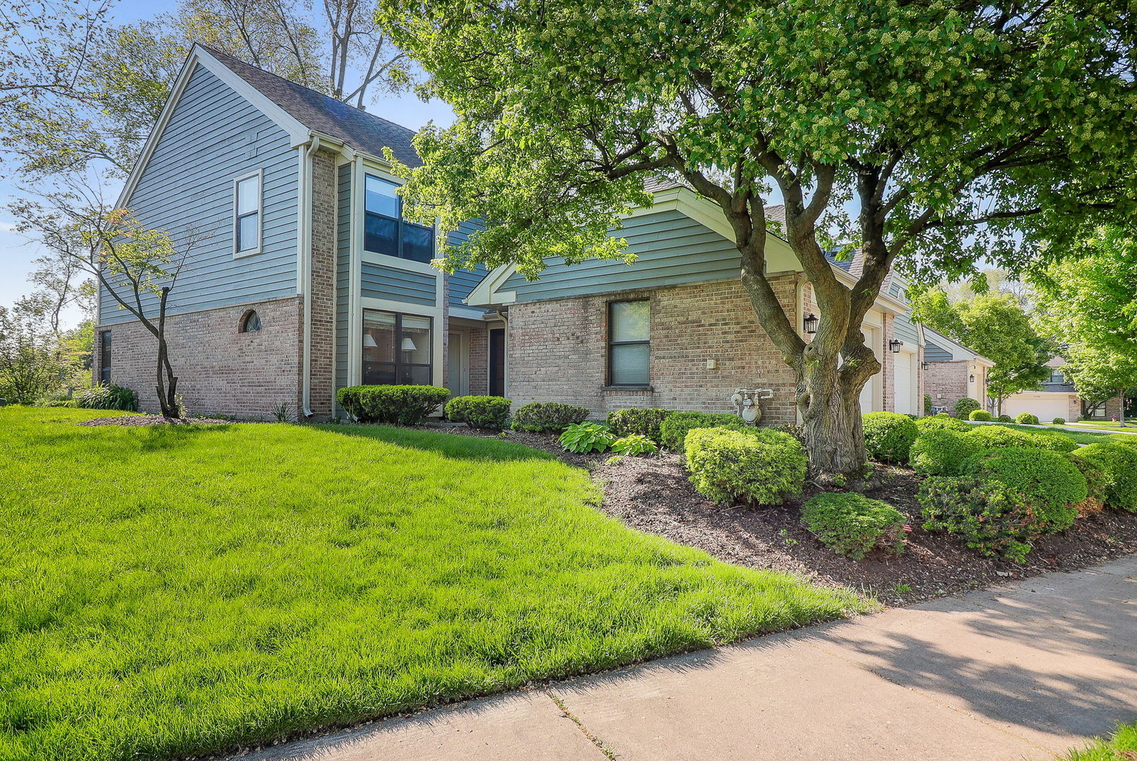 Property Photo: 2618 Burton Drive IL 60154