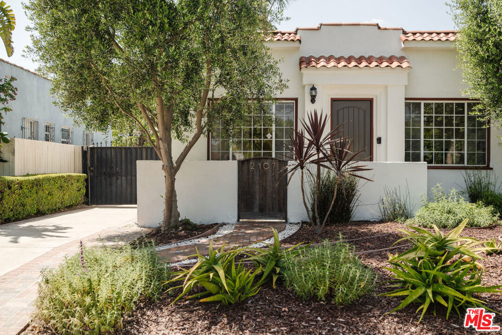 2107 S Mansfield Avenue  Los Angeles CA 90016 photo