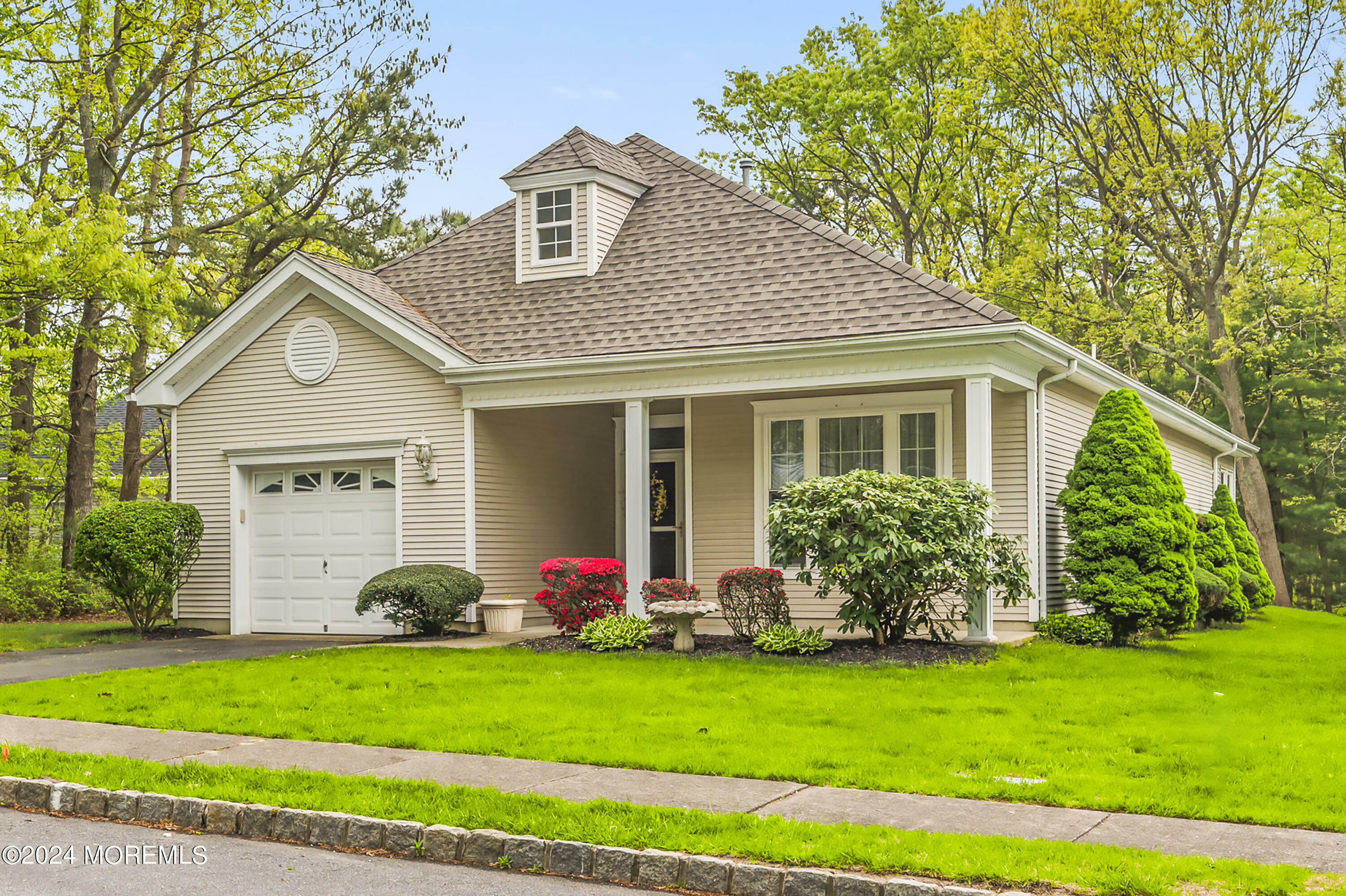 Property Photo:  5 Autumn Rise Lane  NJ 08701 