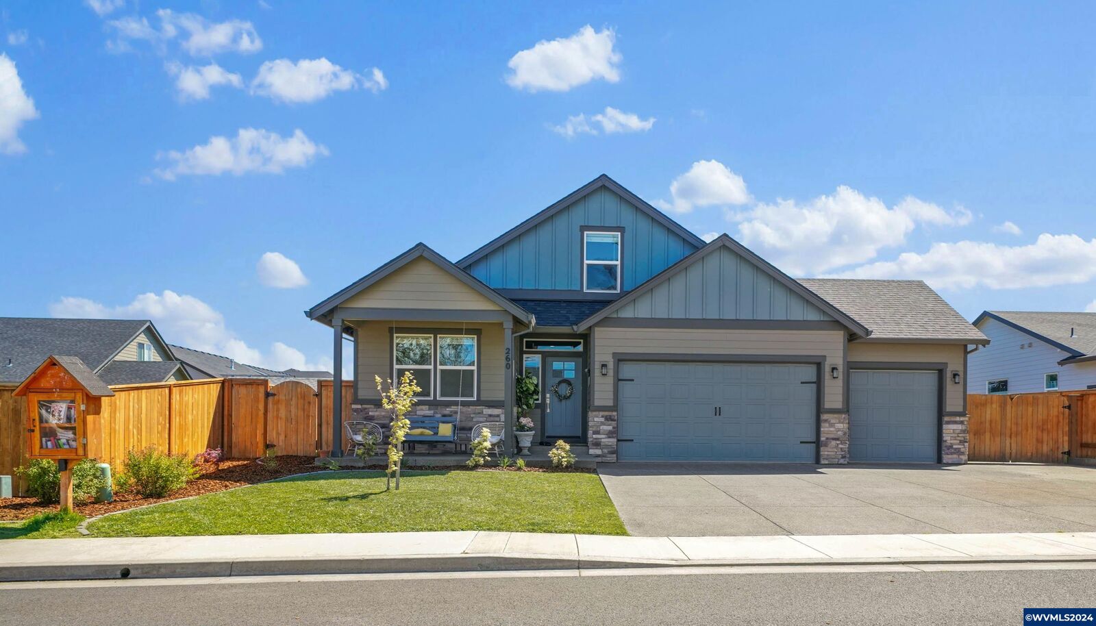 Property Photo:  260 NE Pine St  OR 97385 