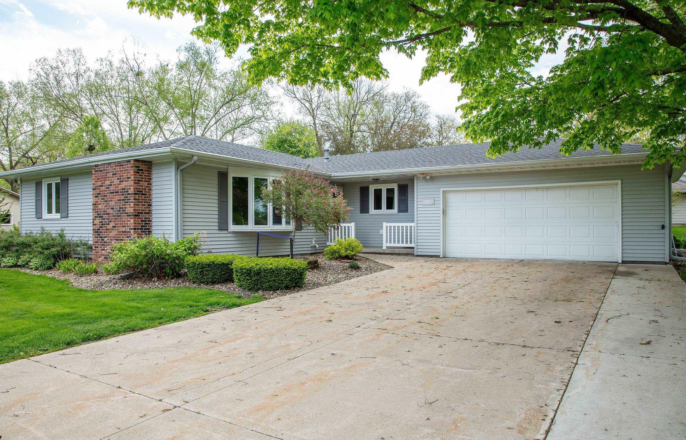 Property Photo:  1015 Ridgewood Boulevard  IA 50677 