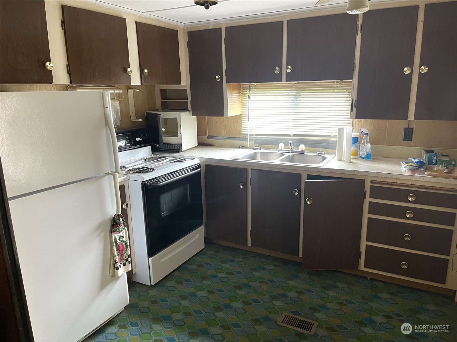 Property Photo: 1911 2nd Avenue W WA 98312