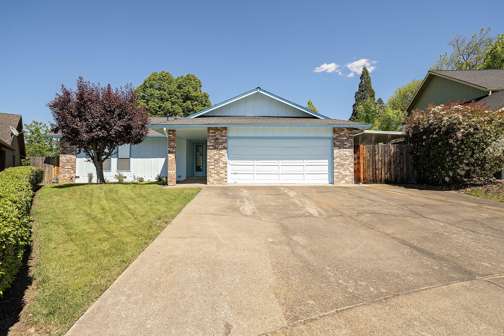 Property Photo: 2337 Ridge Way OR 97504