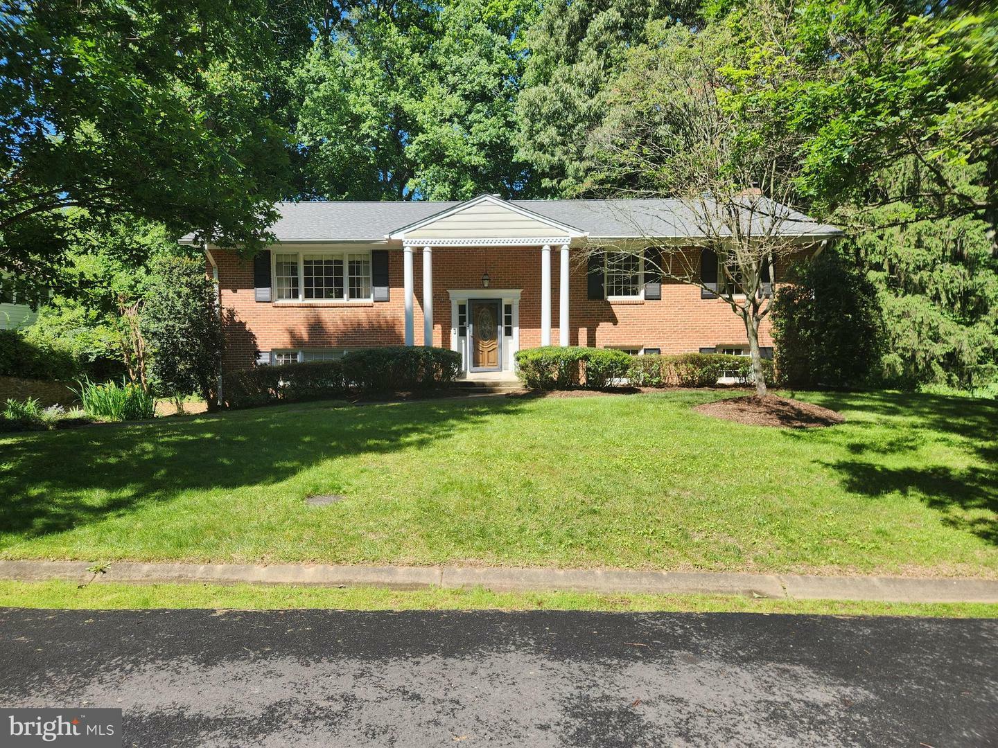 Property Photo: 1702 Fox Run Court VA 22182