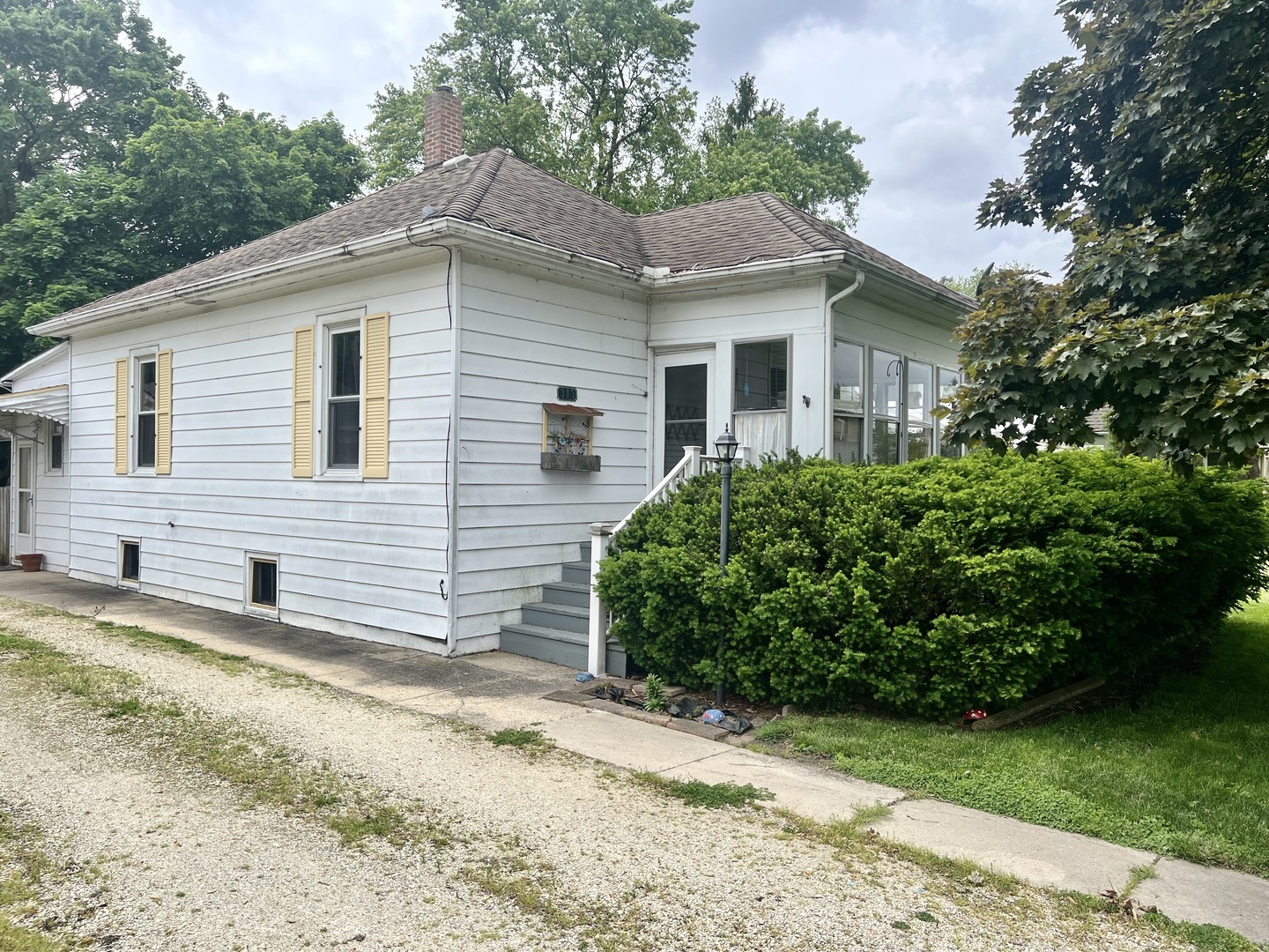 Property Photo:  313 W Delaware Street  IL 60420 