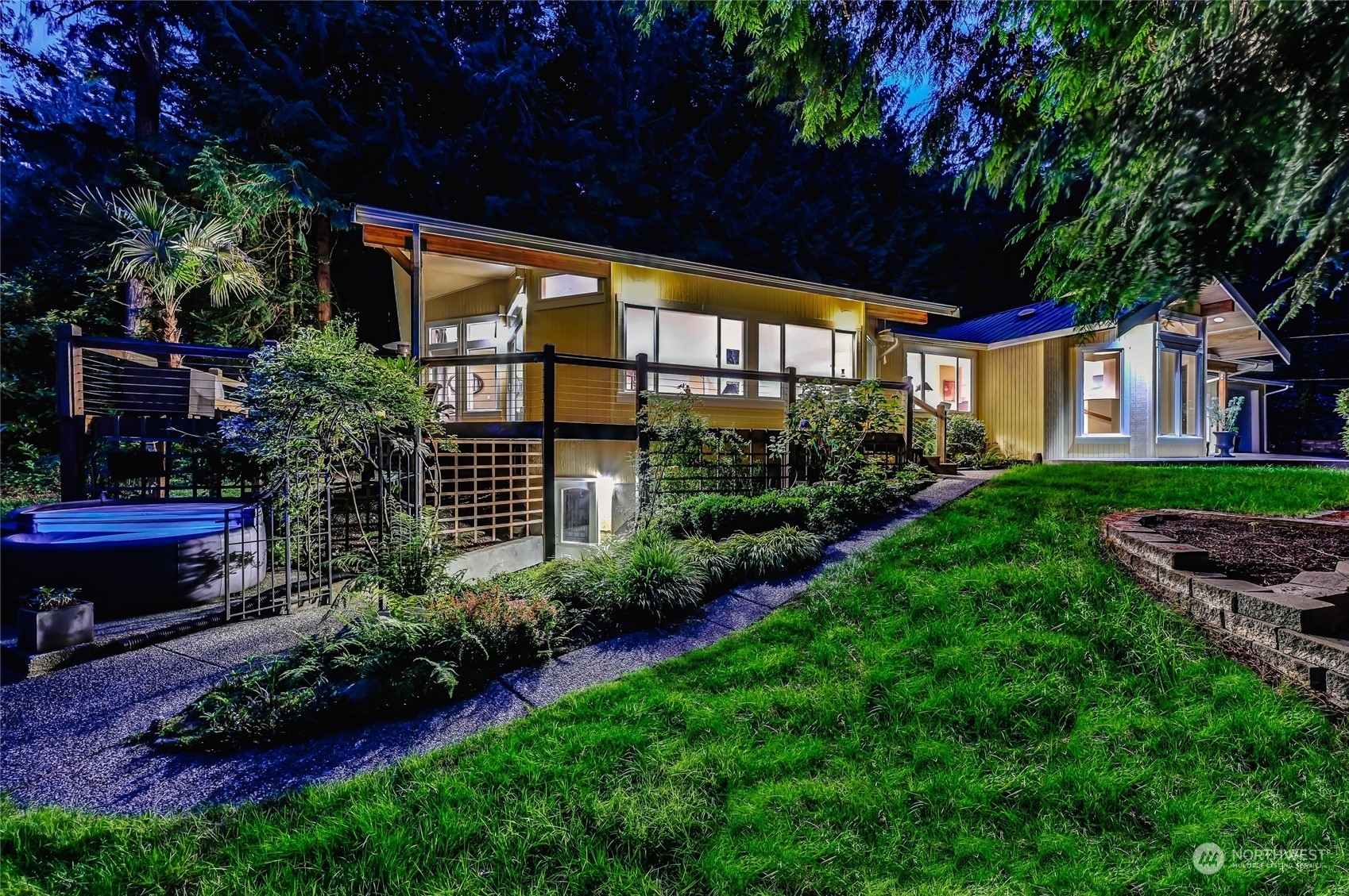 Property Photo:  835 Wildwood Boulevard SW  WA 98027 