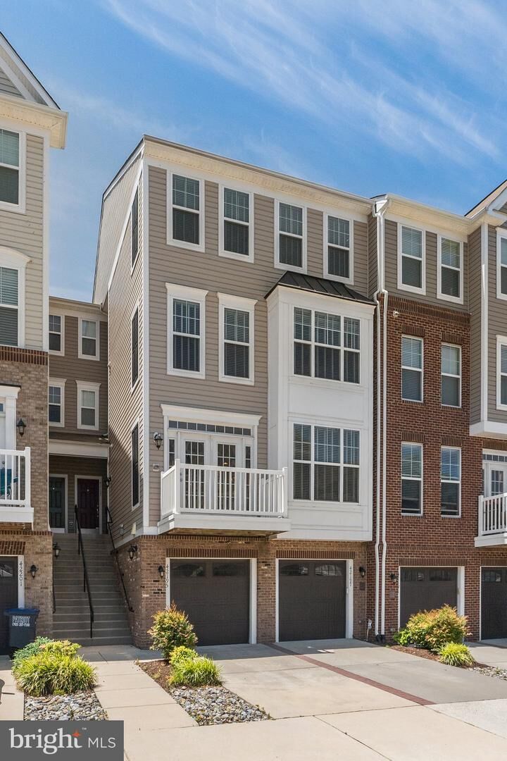 Property Photo: 42195 Canary Grass Square VA 20105