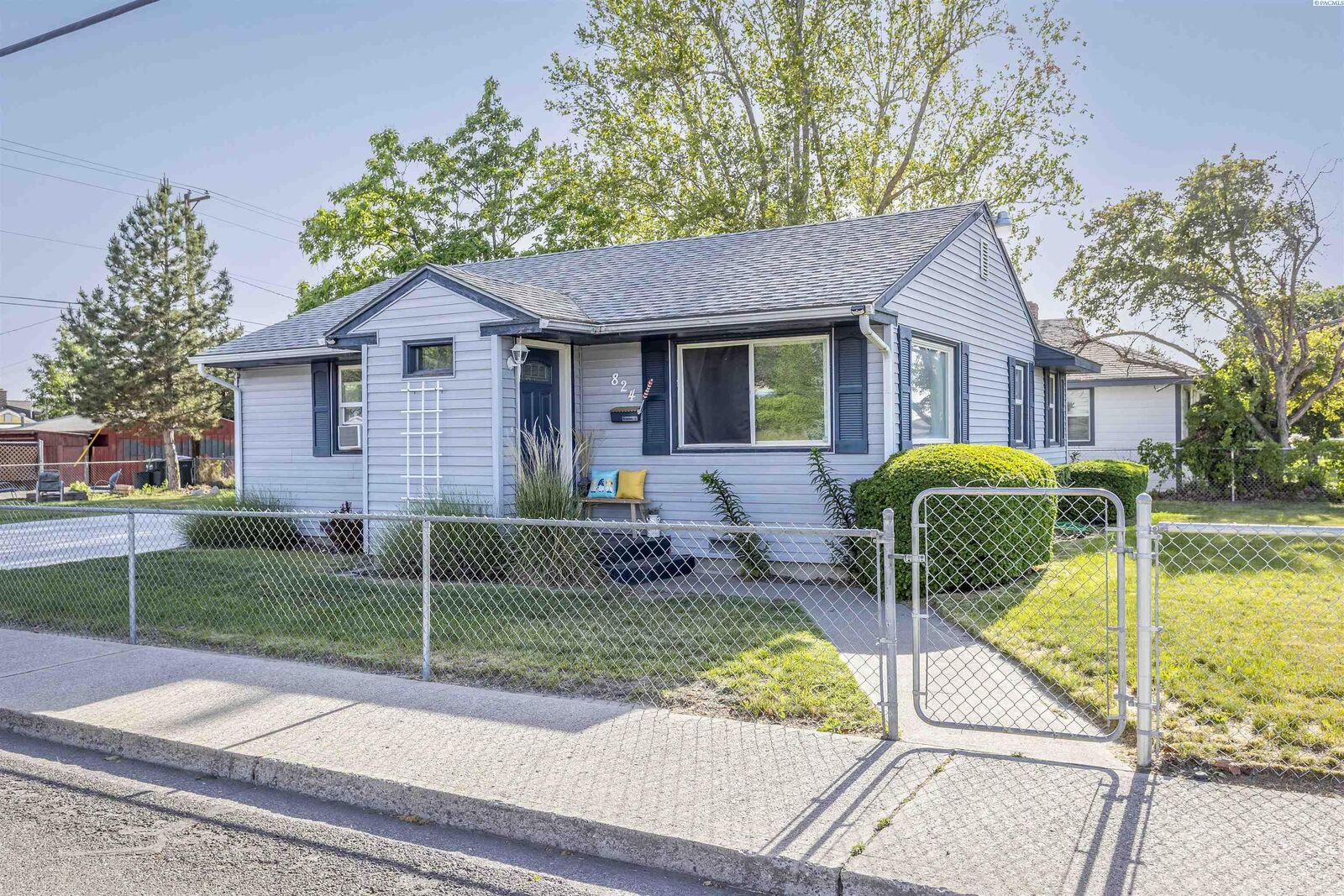 Property Photo:  824 N 19th Ave  WA 99301 
