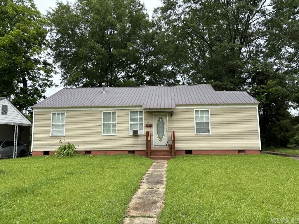 Property Photo:  829 Crestwood Rd  AR 71701 