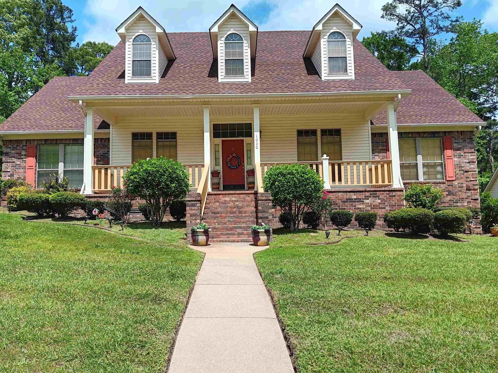 Property Photo:  1030 Oakridge Drive  AR 71701-7028 
