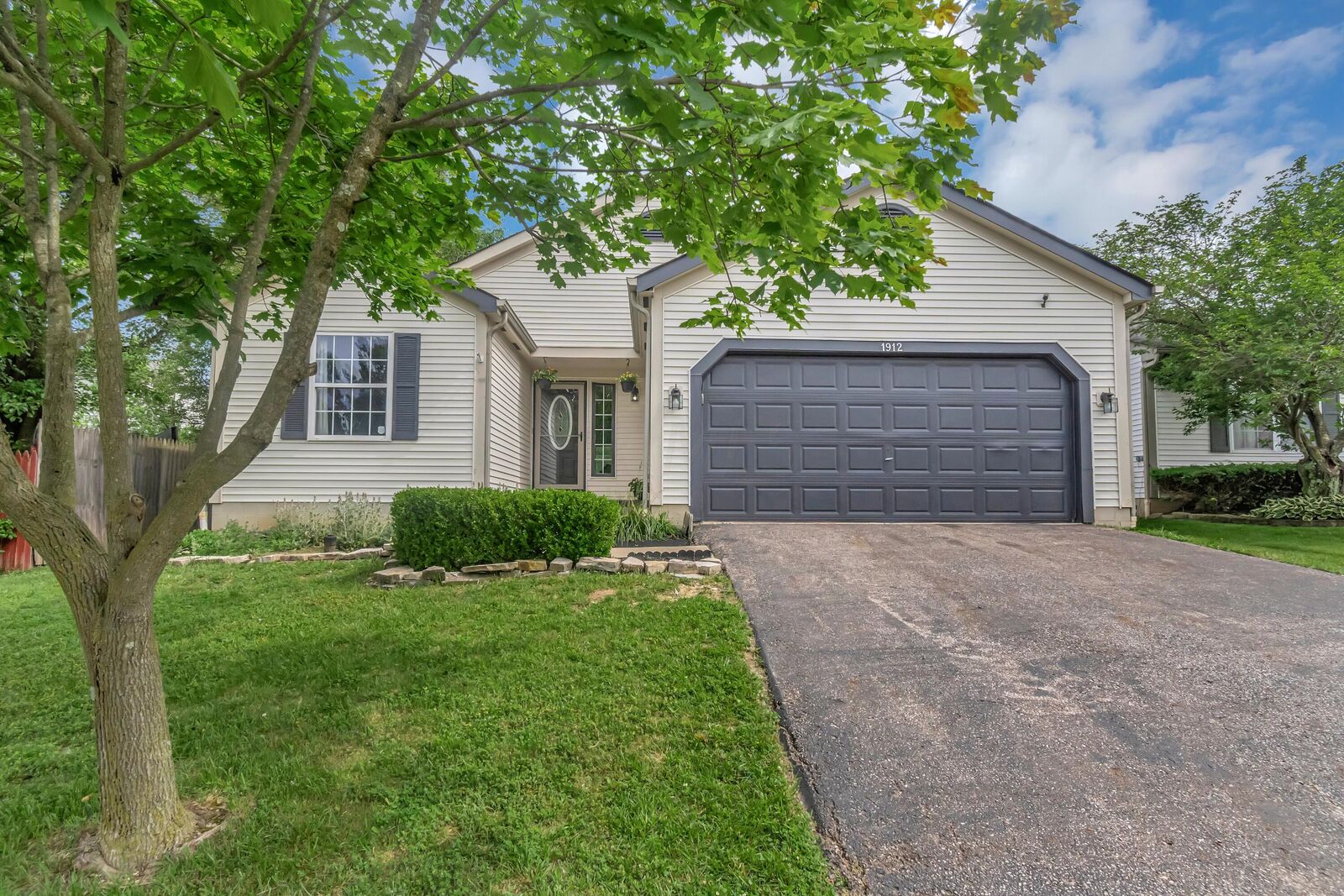 Property Photo:  1912 Queens Meadow Lane  OH 43123 