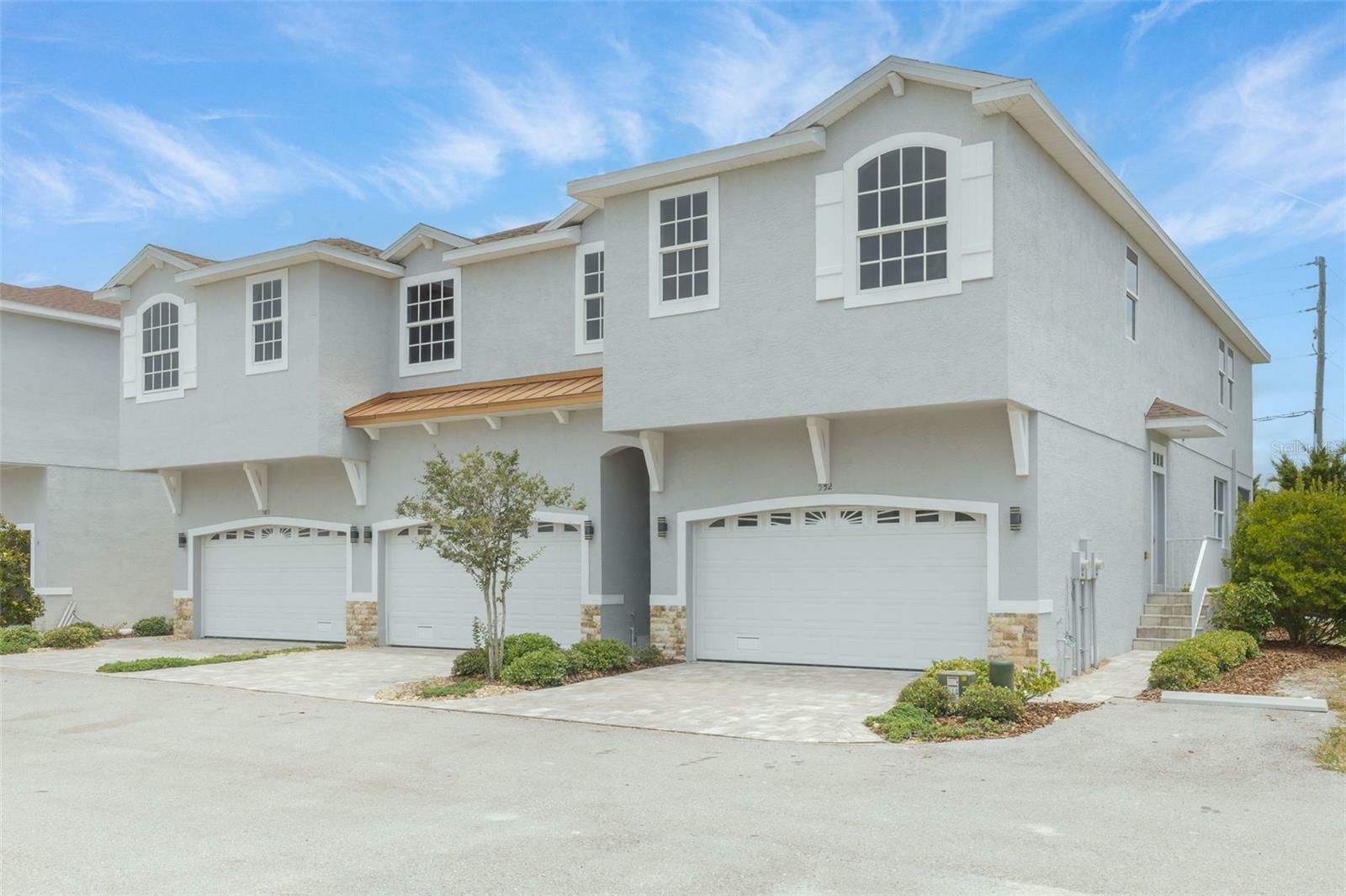 Property Photo:  552 South Palm Way  FL 34683 