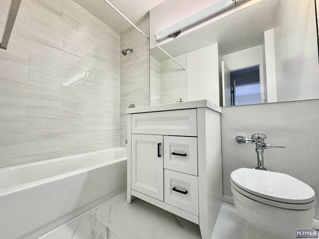 Property Photo:  2077 Center Avenue 8G  NJ 07024 