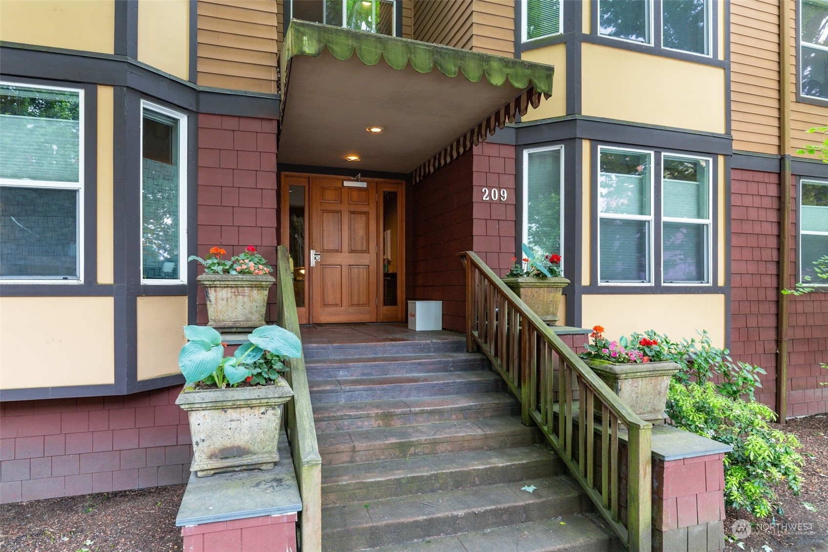 Property Photo:  209 N 39th Street 303  WA 98103 