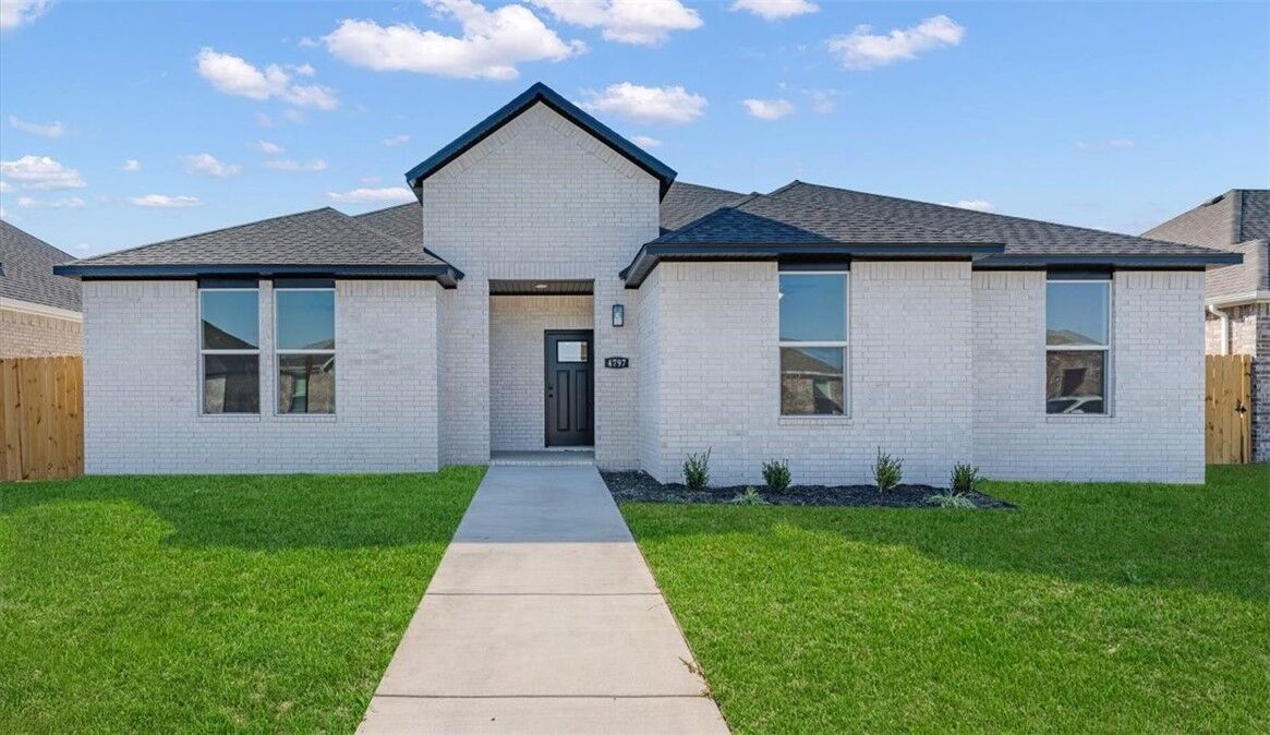 Property Photo: 4797 W Aurora Street AR 72704