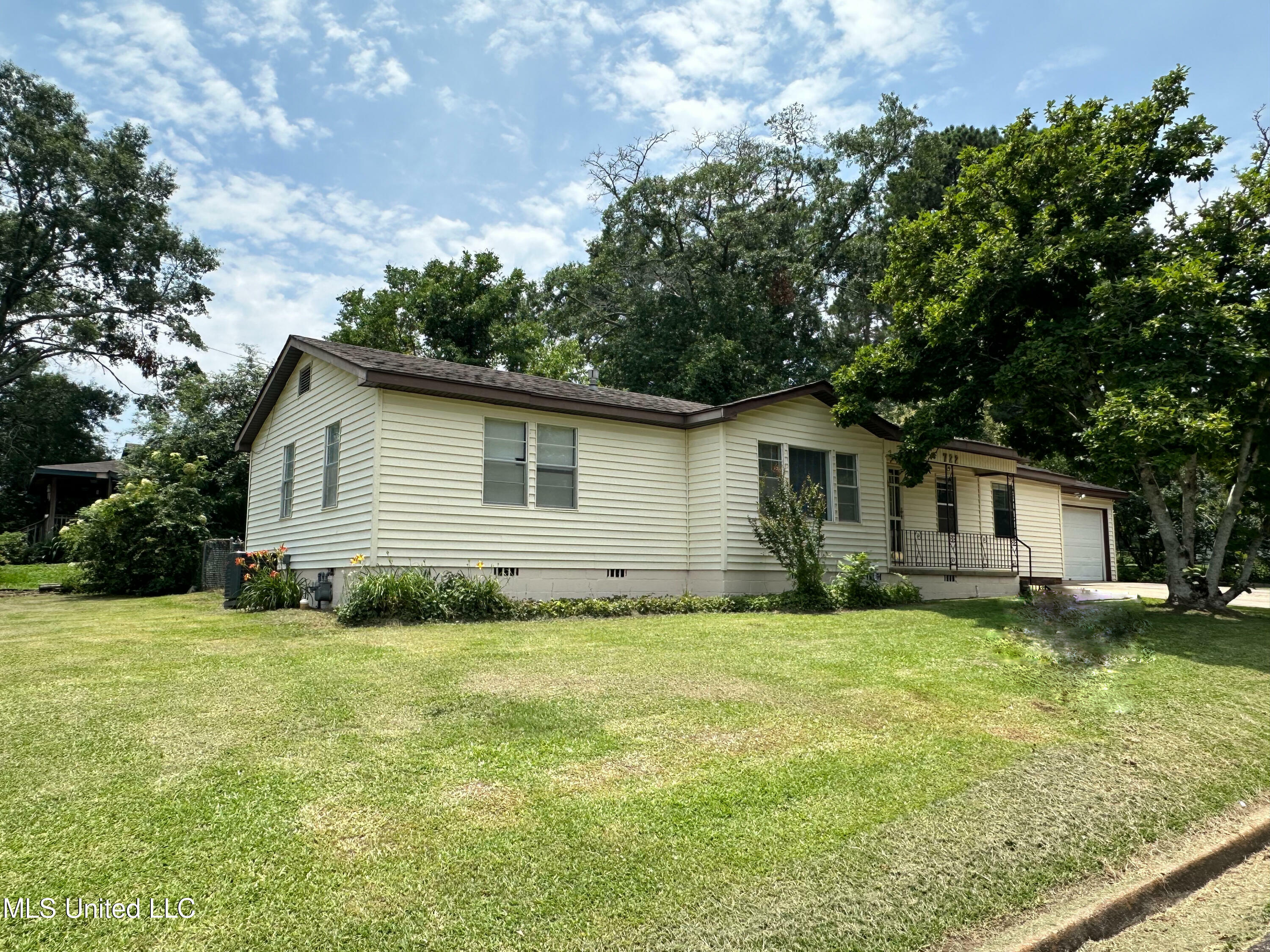 Property Photo:  722 SE 1st Street  MS 39111 