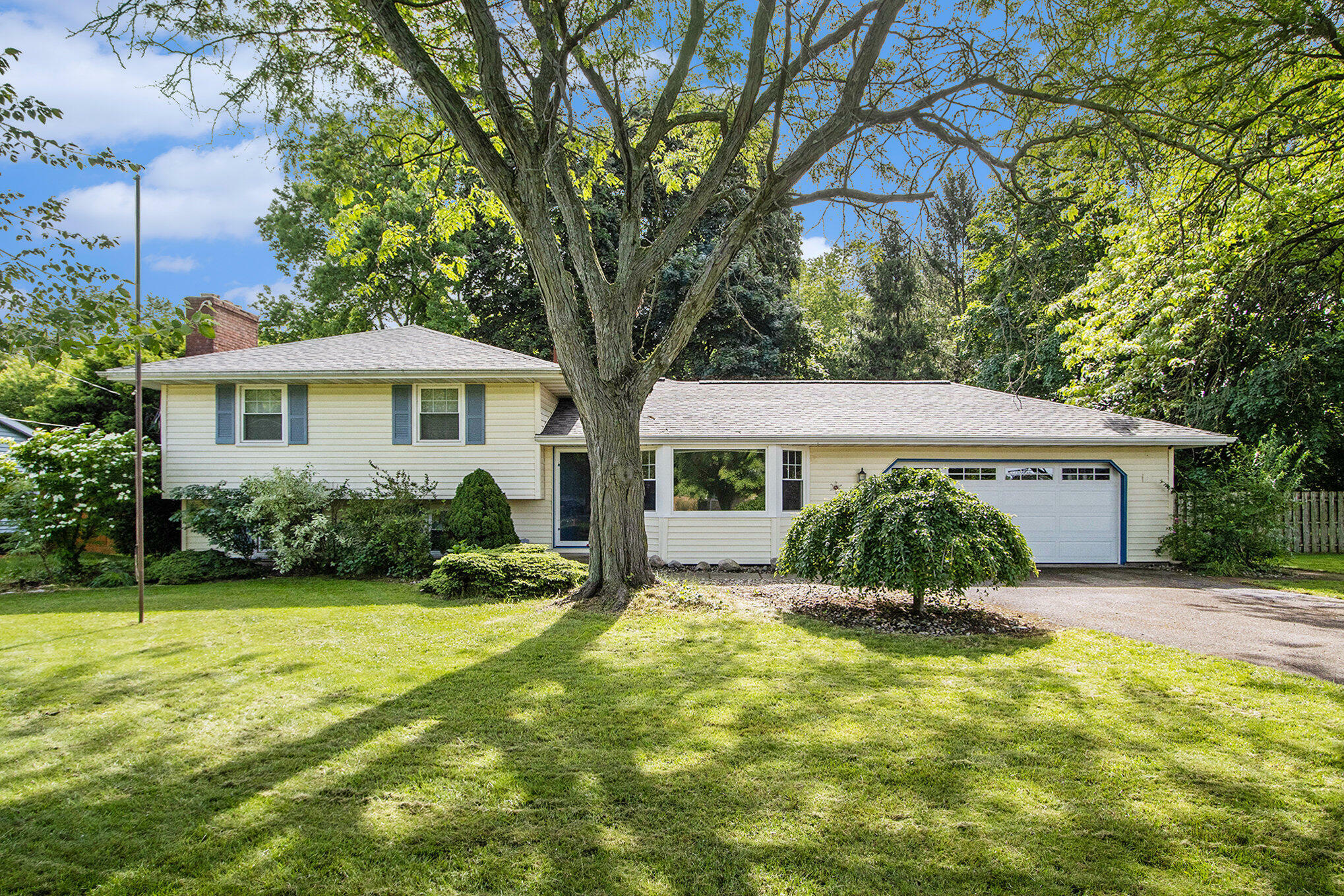 Property Photo:  7876 Foxwood Street  MI 49083 