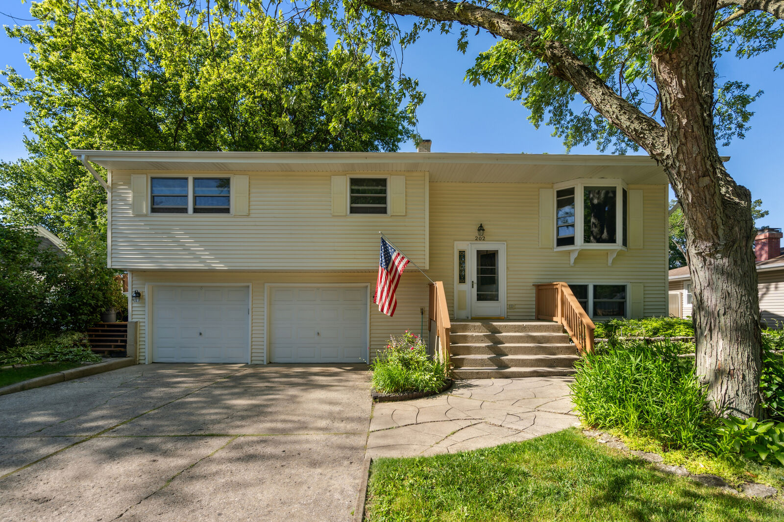 Property Photo:  202 W Streamwood Boulevard  IL 60107 