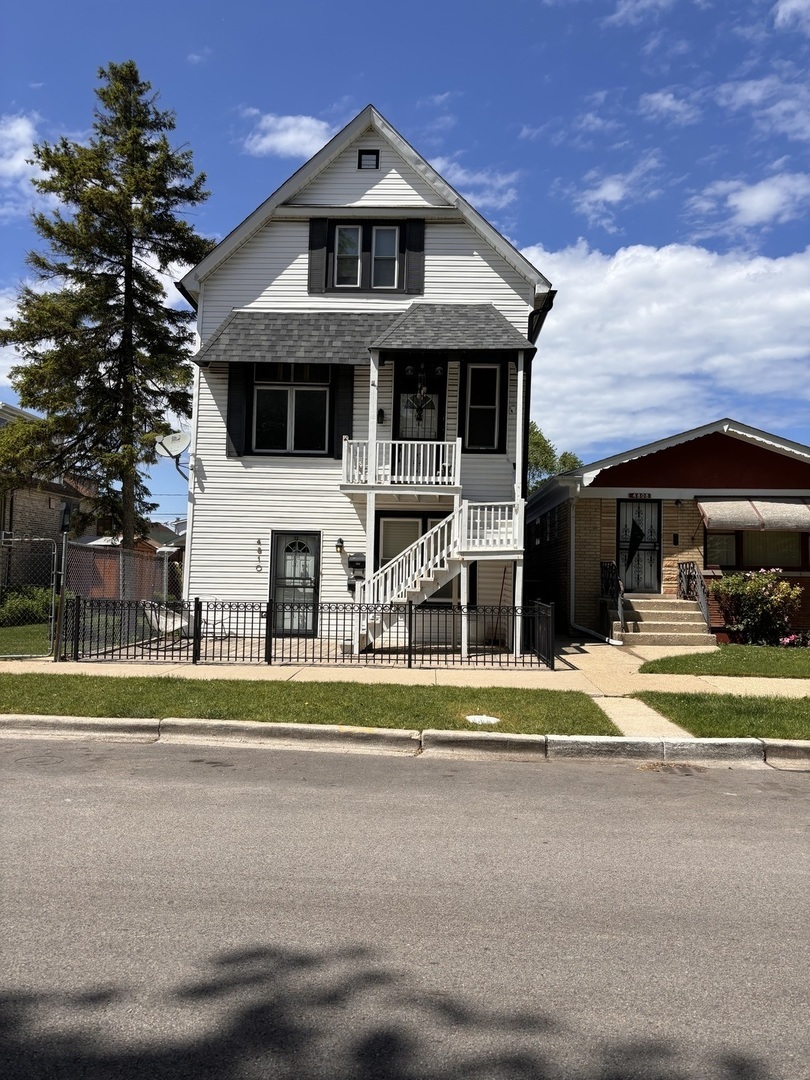 Property Photo: 4810 W Ainslie Street 1 IL 60630