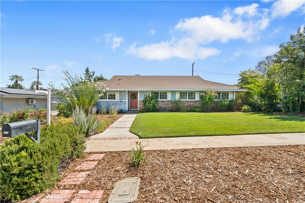 Property Photo:  611 Nottingham Drive  CA 92373 