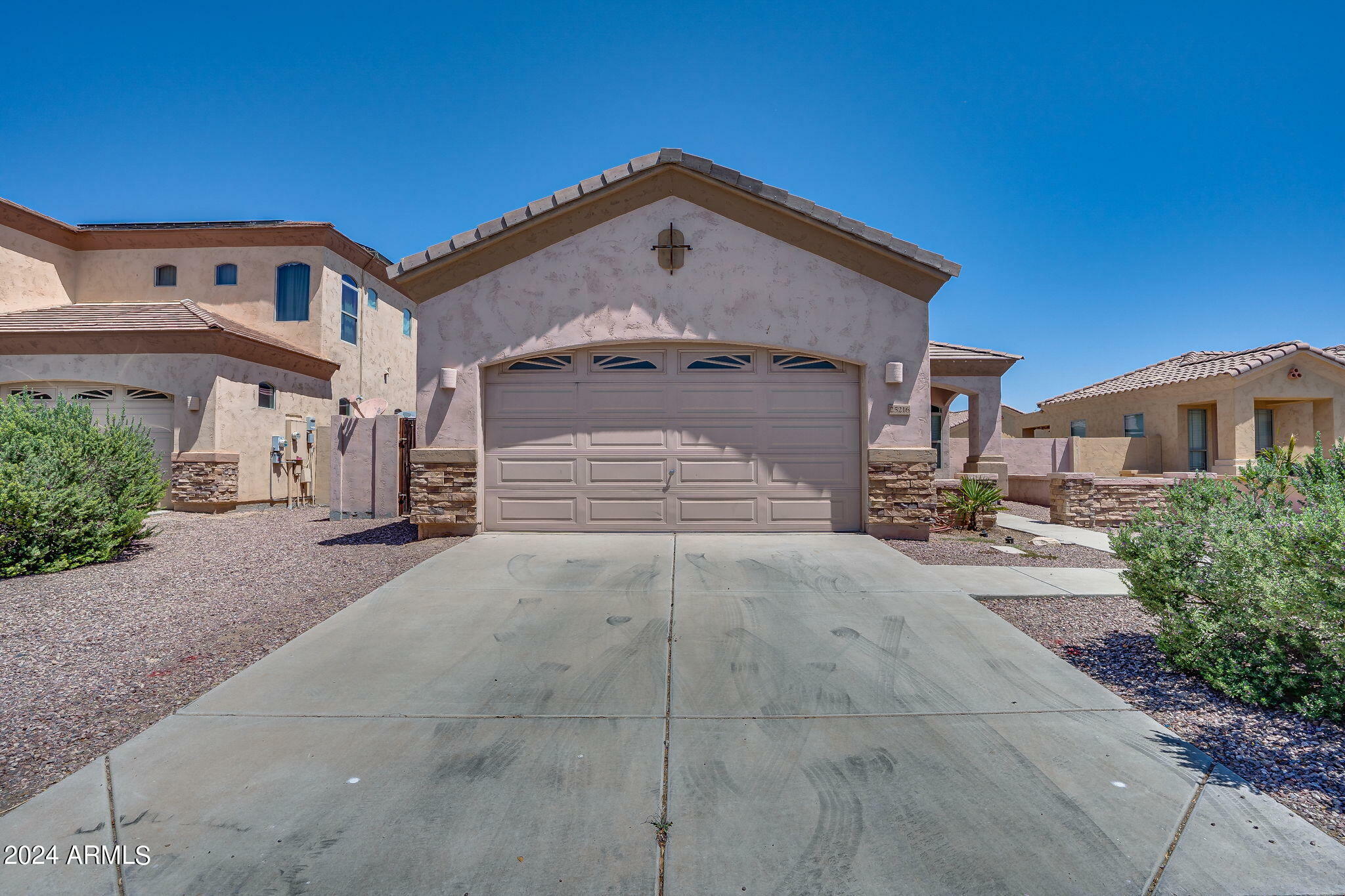 Property Photo: 25216 W Parkside Lane N AZ 85326