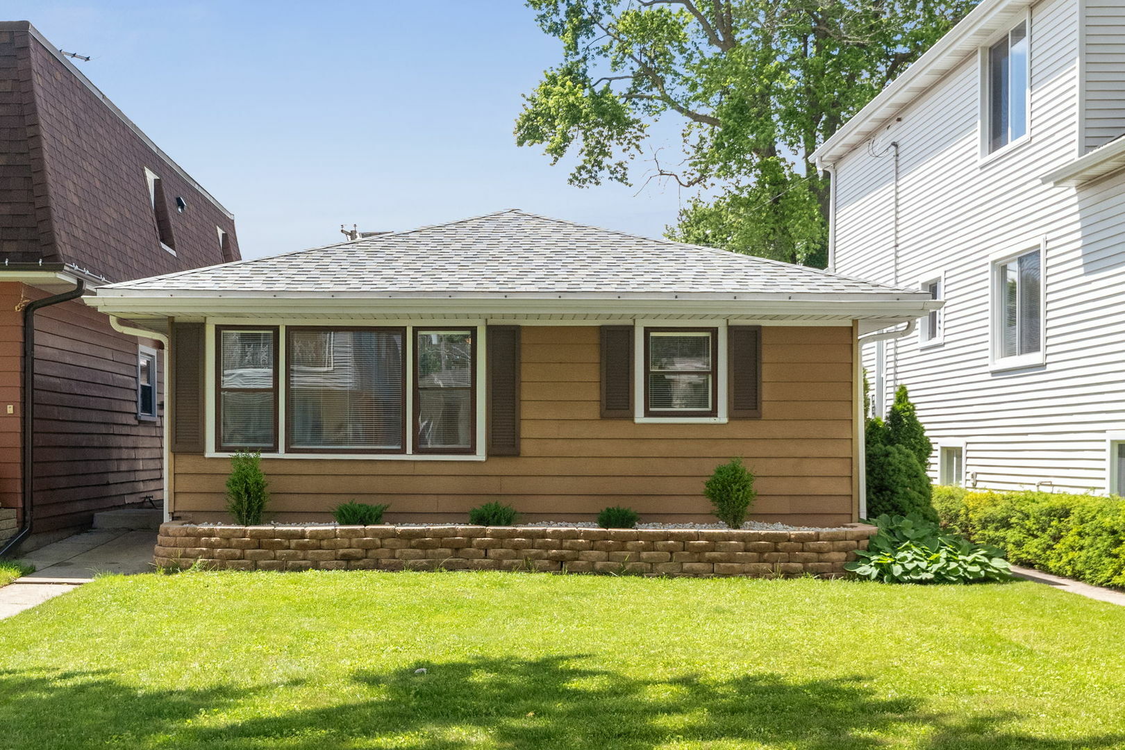 Property Photo: 4318 N Newland Avenue IL 60706