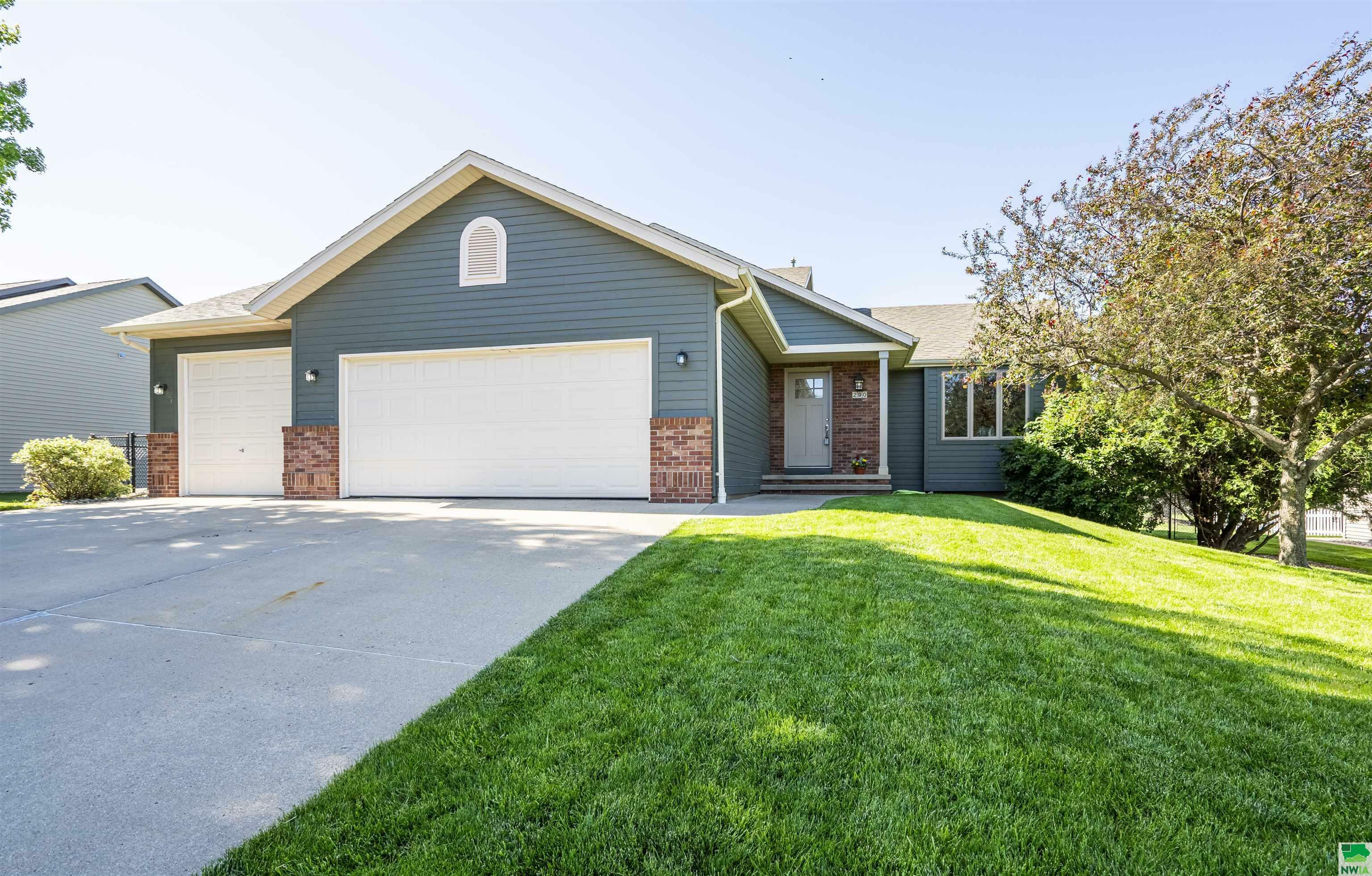 Property Photo:  290 17th St SE  IA 51031 