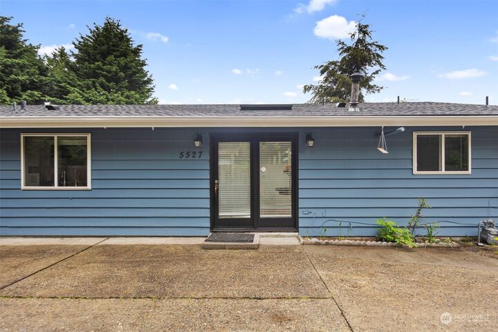 Property Photo:  5527 116th Avenue NE  WA 98033 