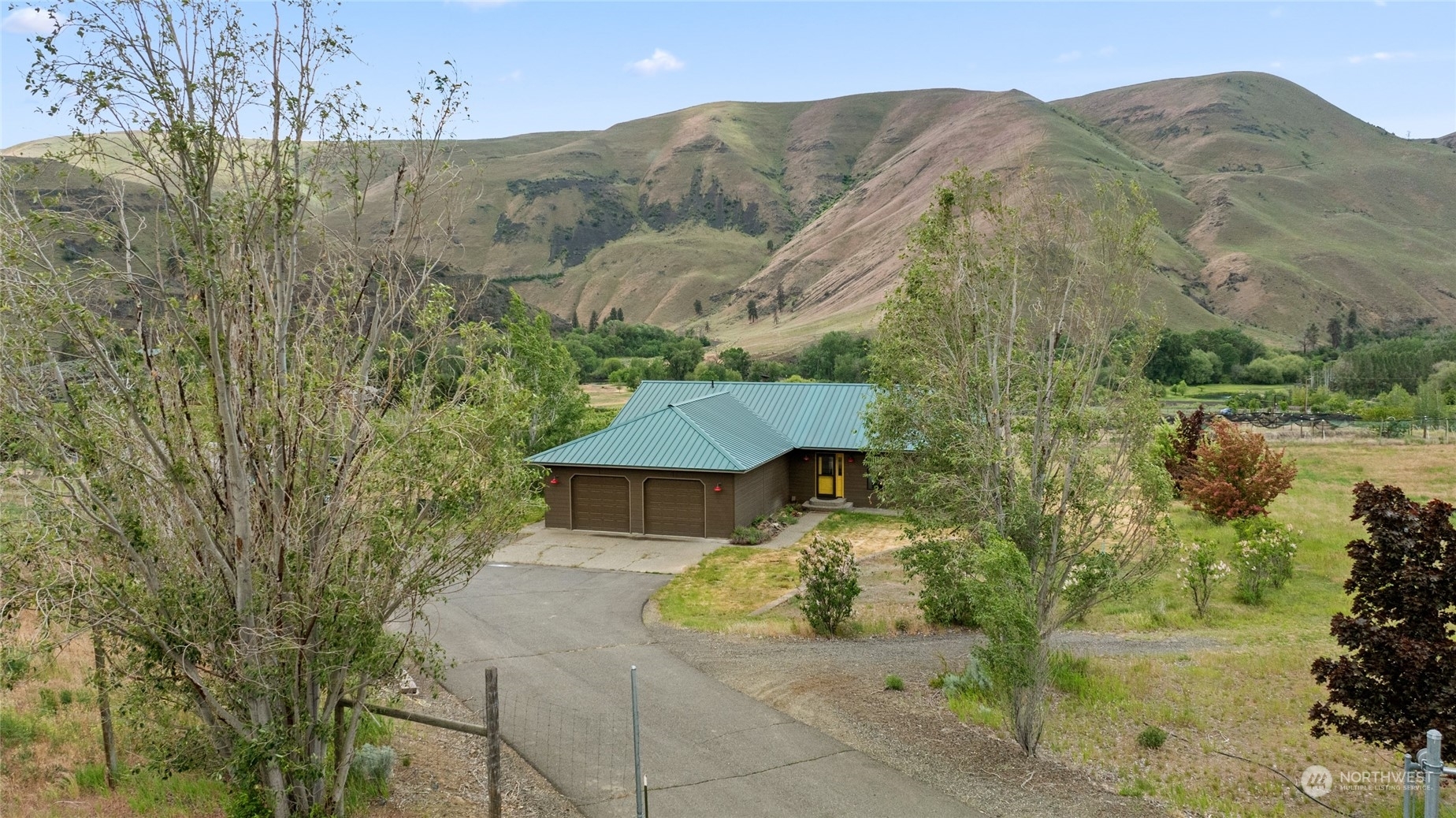 Property Photo:  420 Canyon River Terrace  WA 98926 